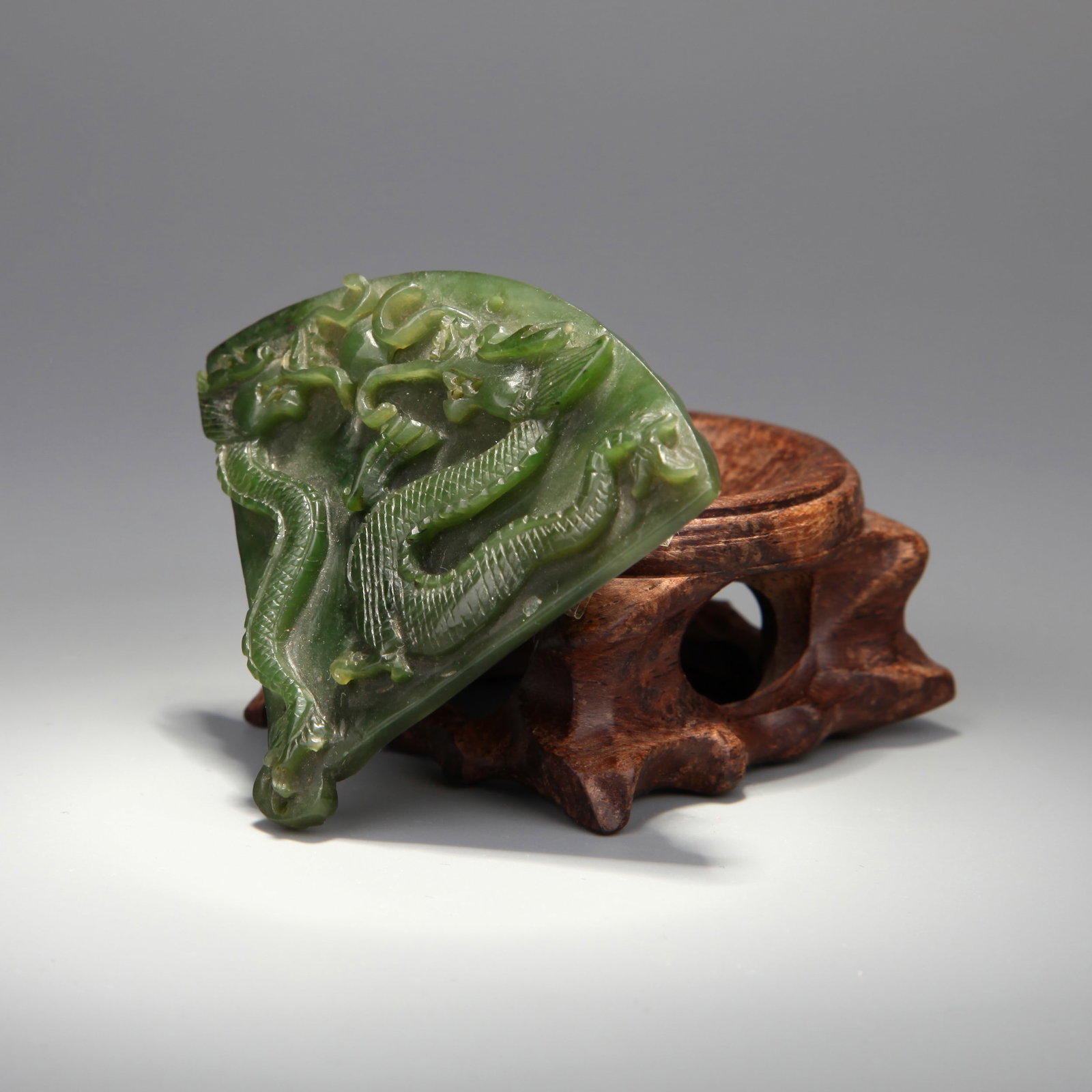 A SPINACH JADE 'DRAGON' FAN-SHAPED PENDANT - 3