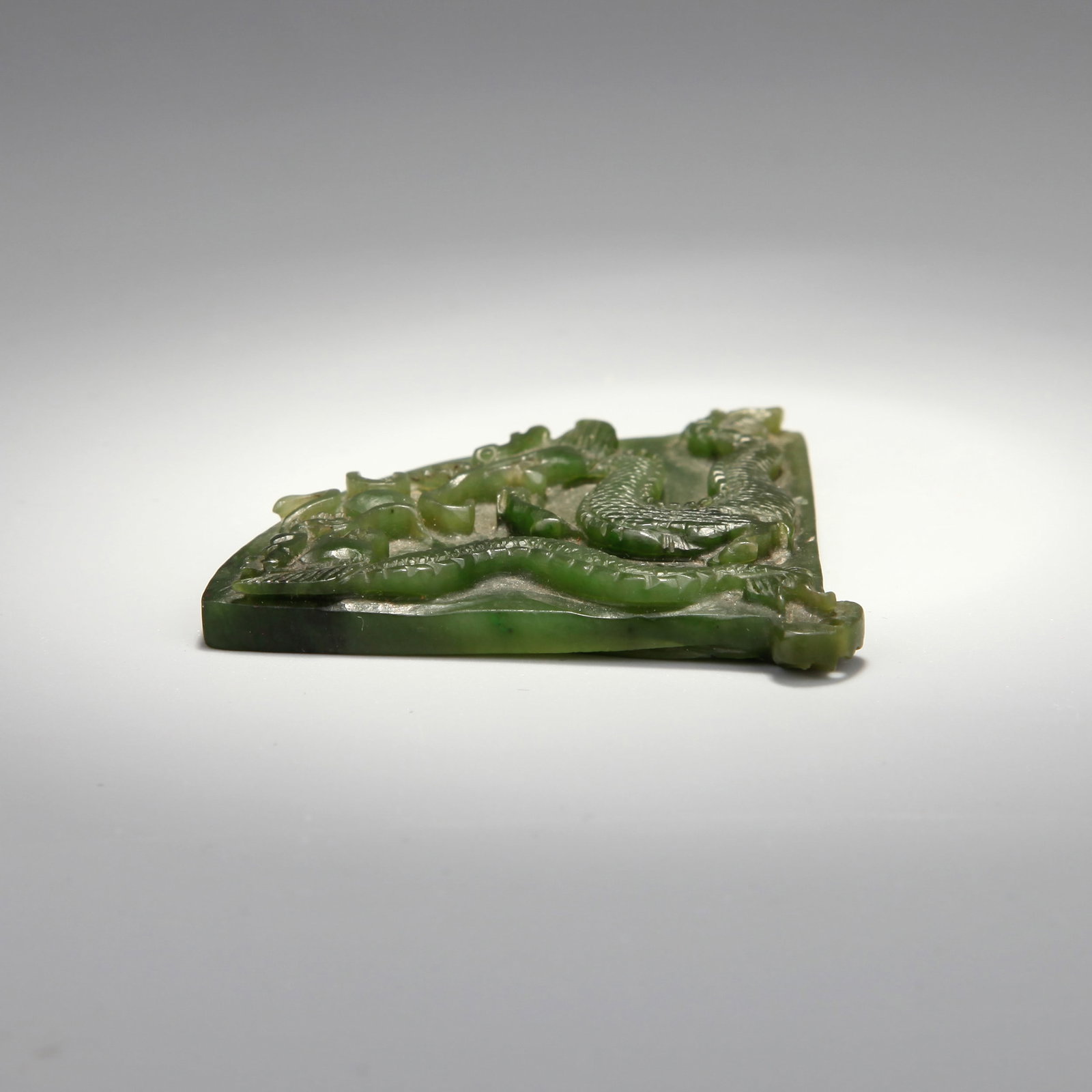 A SPINACH JADE 'DRAGON' FAN-SHAPED PENDANT - 4