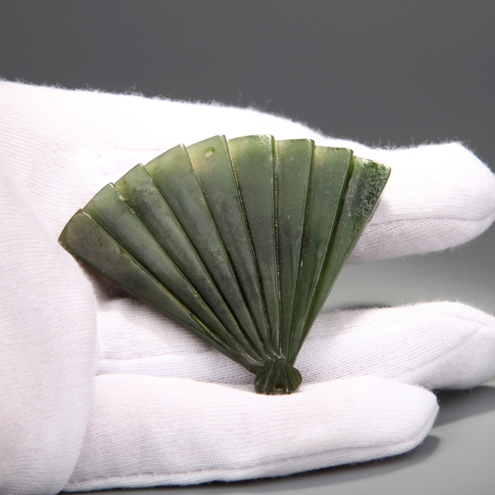 A SPINACH JADE 'DRAGON' FAN-SHAPED PENDANT - 6