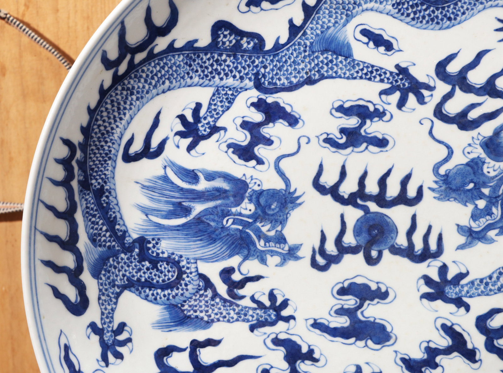 A BLUE AND WHITE 'DRAGON' DISH - 2