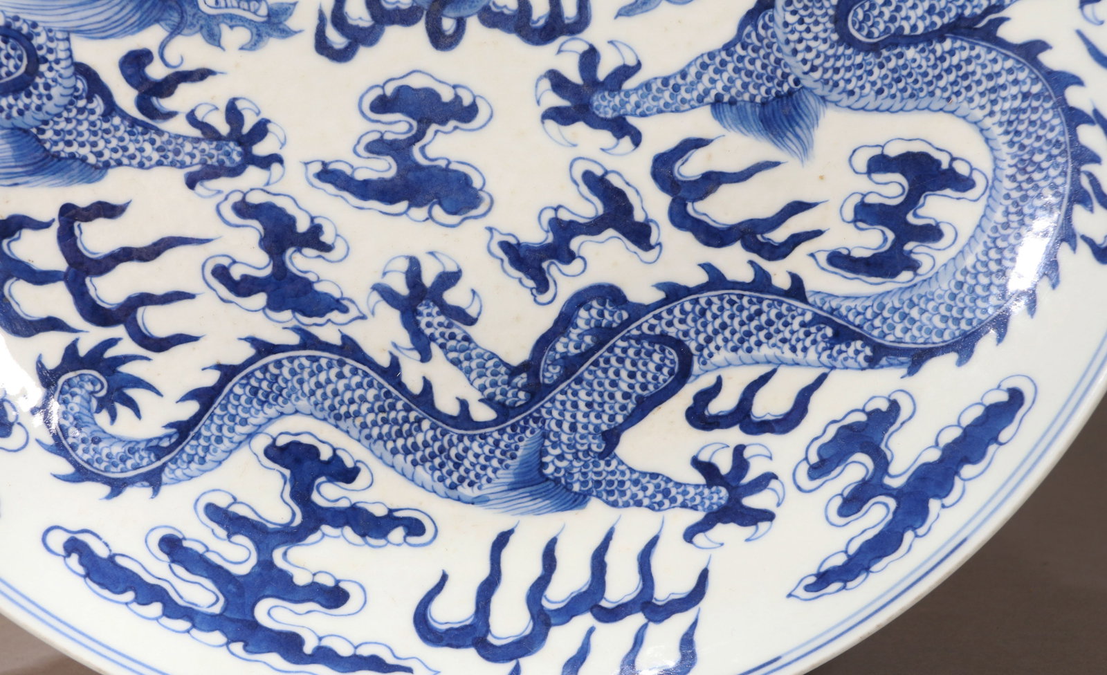 A BLUE AND WHITE 'DRAGON' DISH - 3