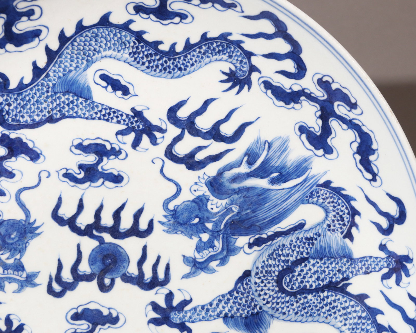 A BLUE AND WHITE 'DRAGON' DISH - 4