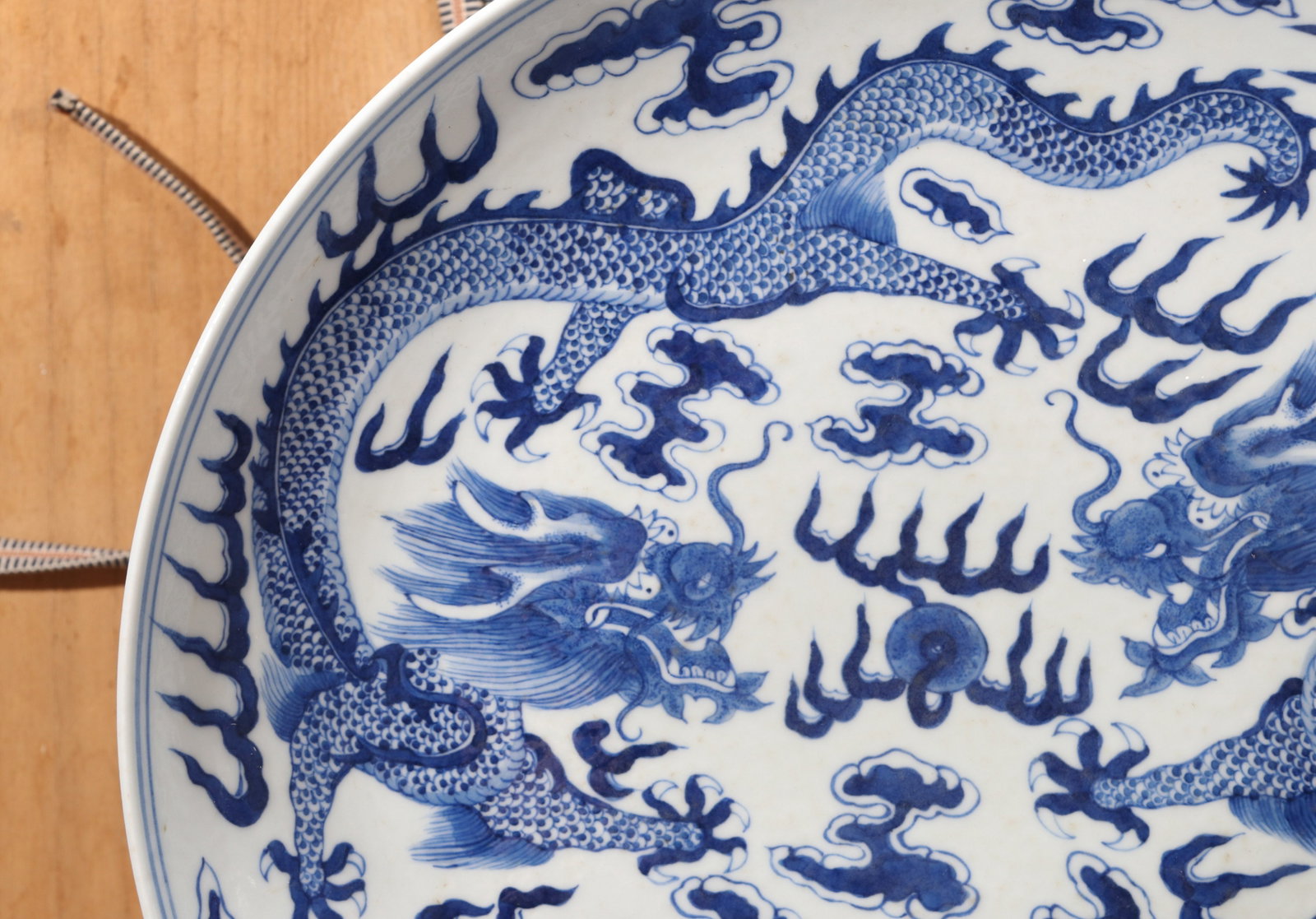 A BLUE AND WHITE 'DRAGON' DISH - 5