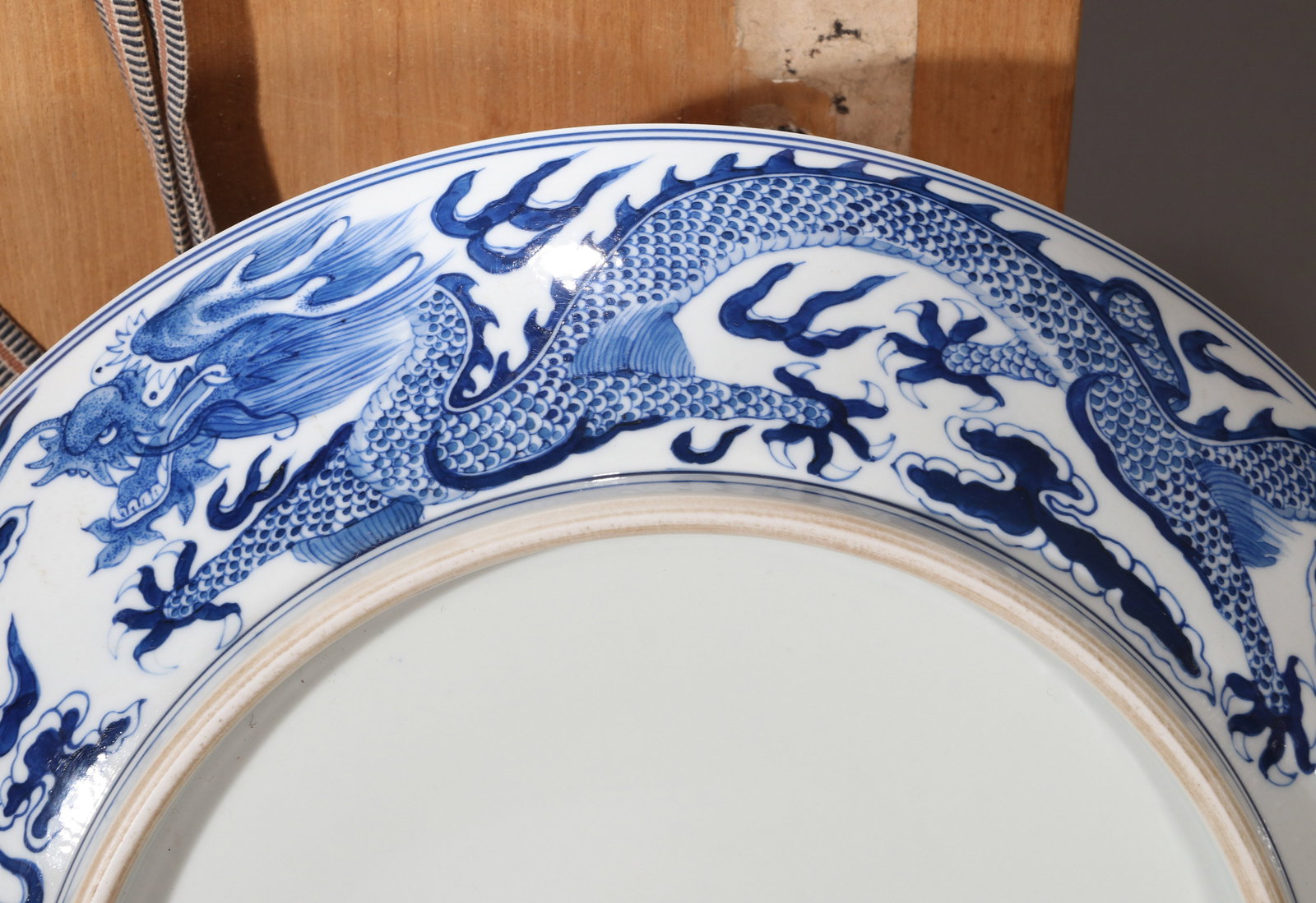 A BLUE AND WHITE 'DRAGON' DISH - 6
