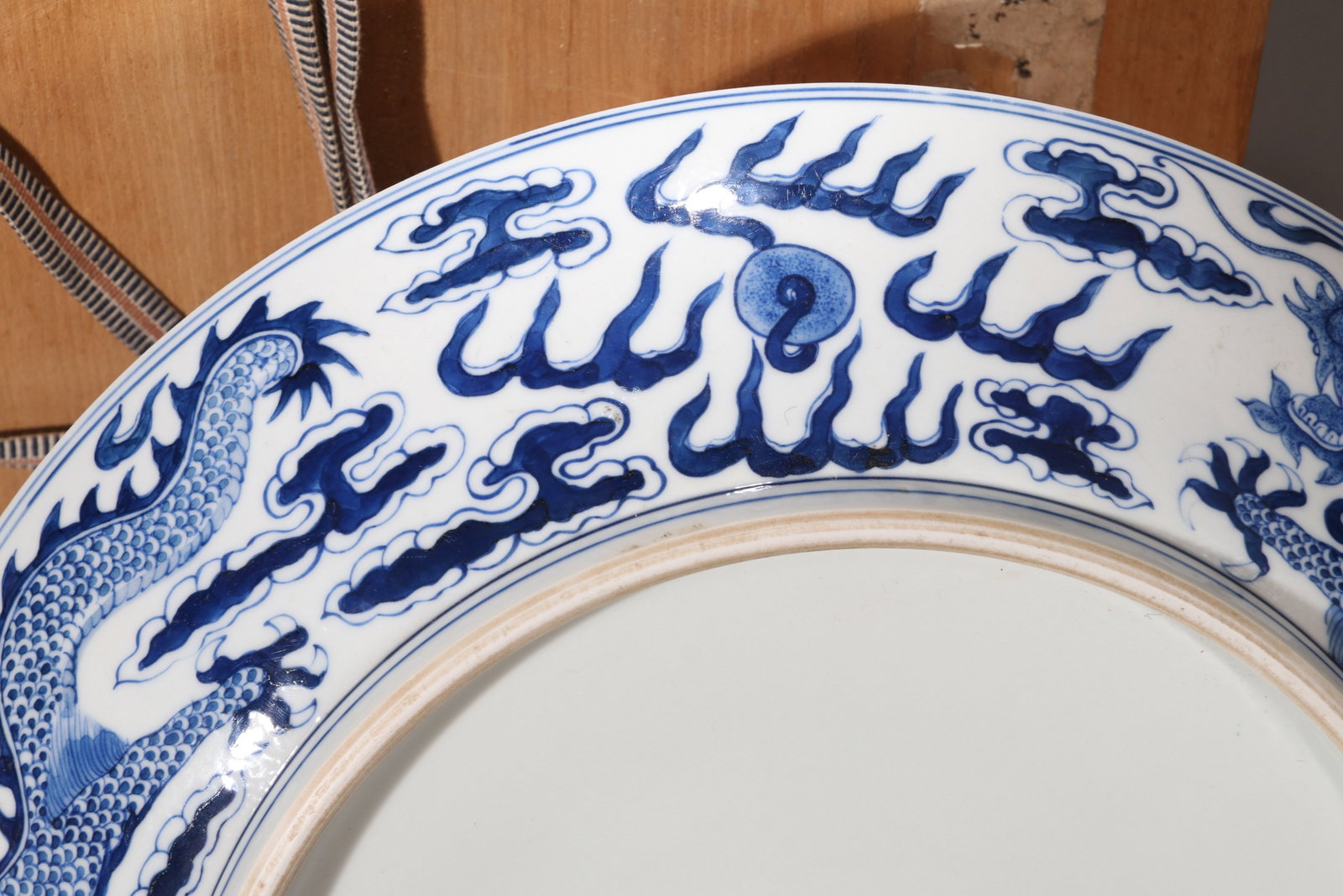 A BLUE AND WHITE 'DRAGON' DISH - 8