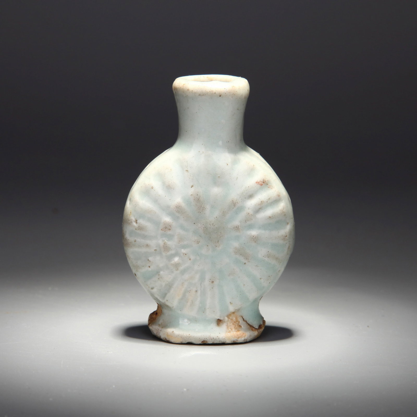 A WHITE-GLAZED SNUFF BOTTLE - 2
