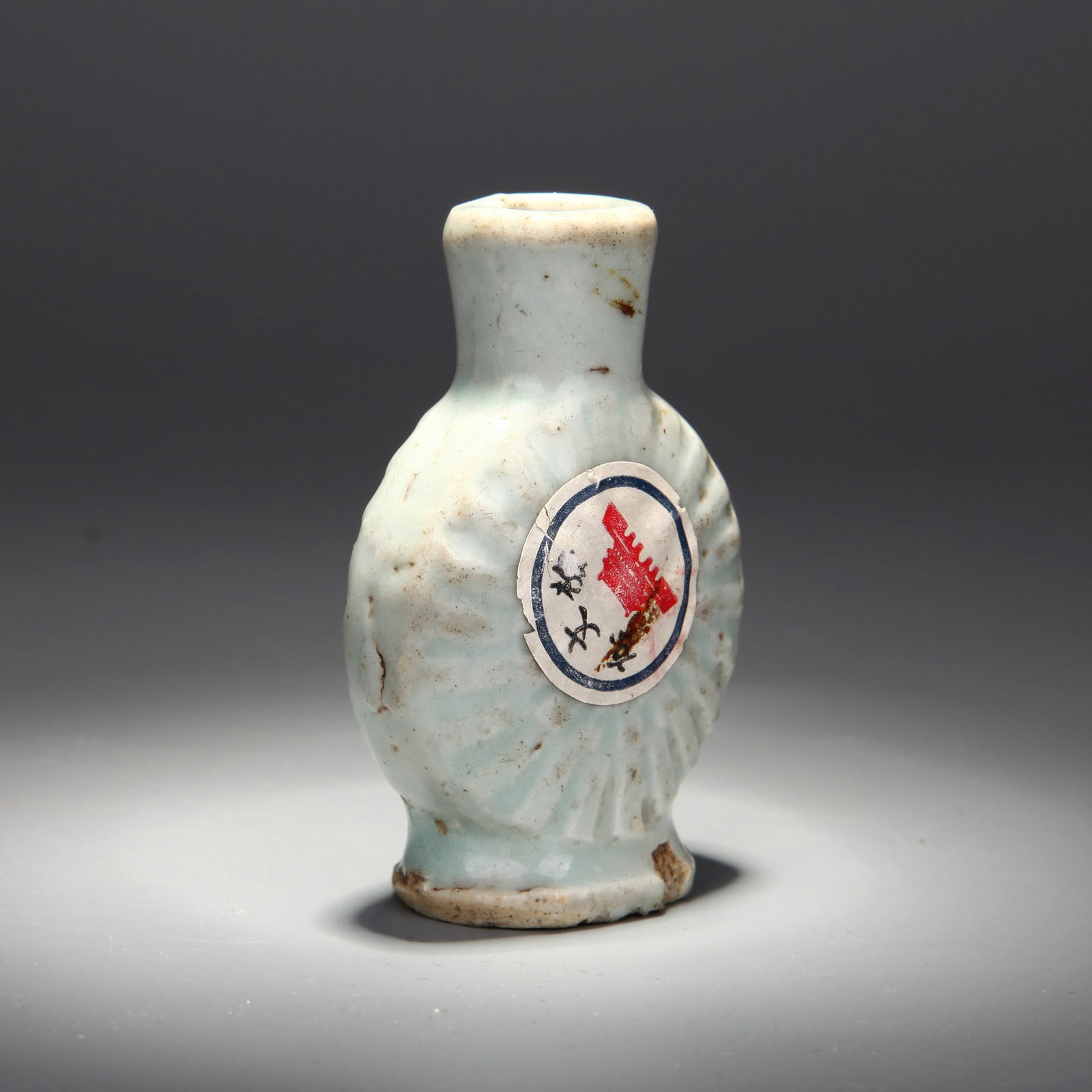 A WHITE-GLAZED SNUFF BOTTLE - 3