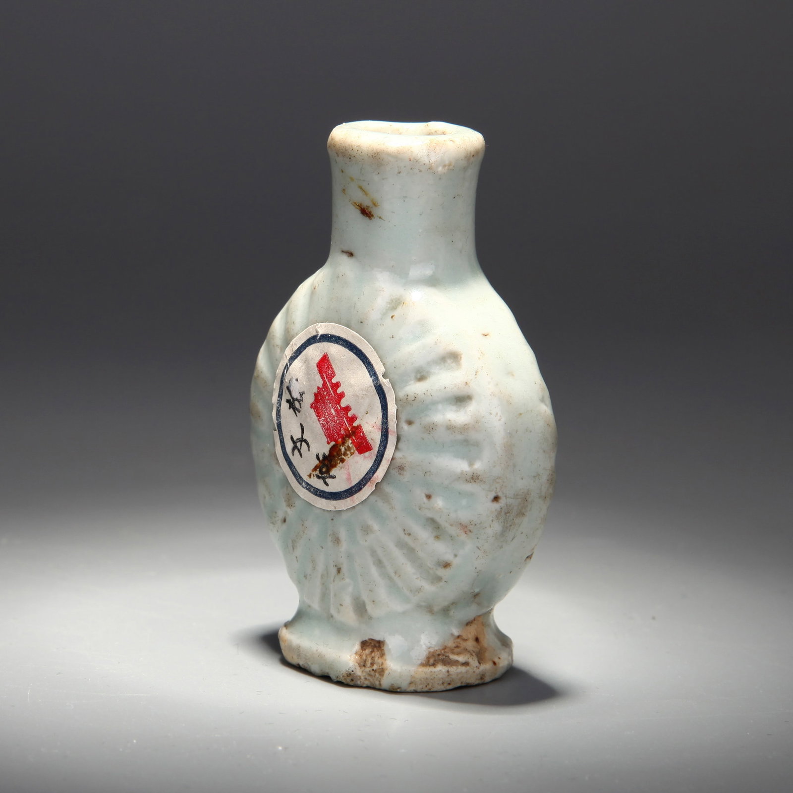 A WHITE-GLAZED SNUFF BOTTLE - 4