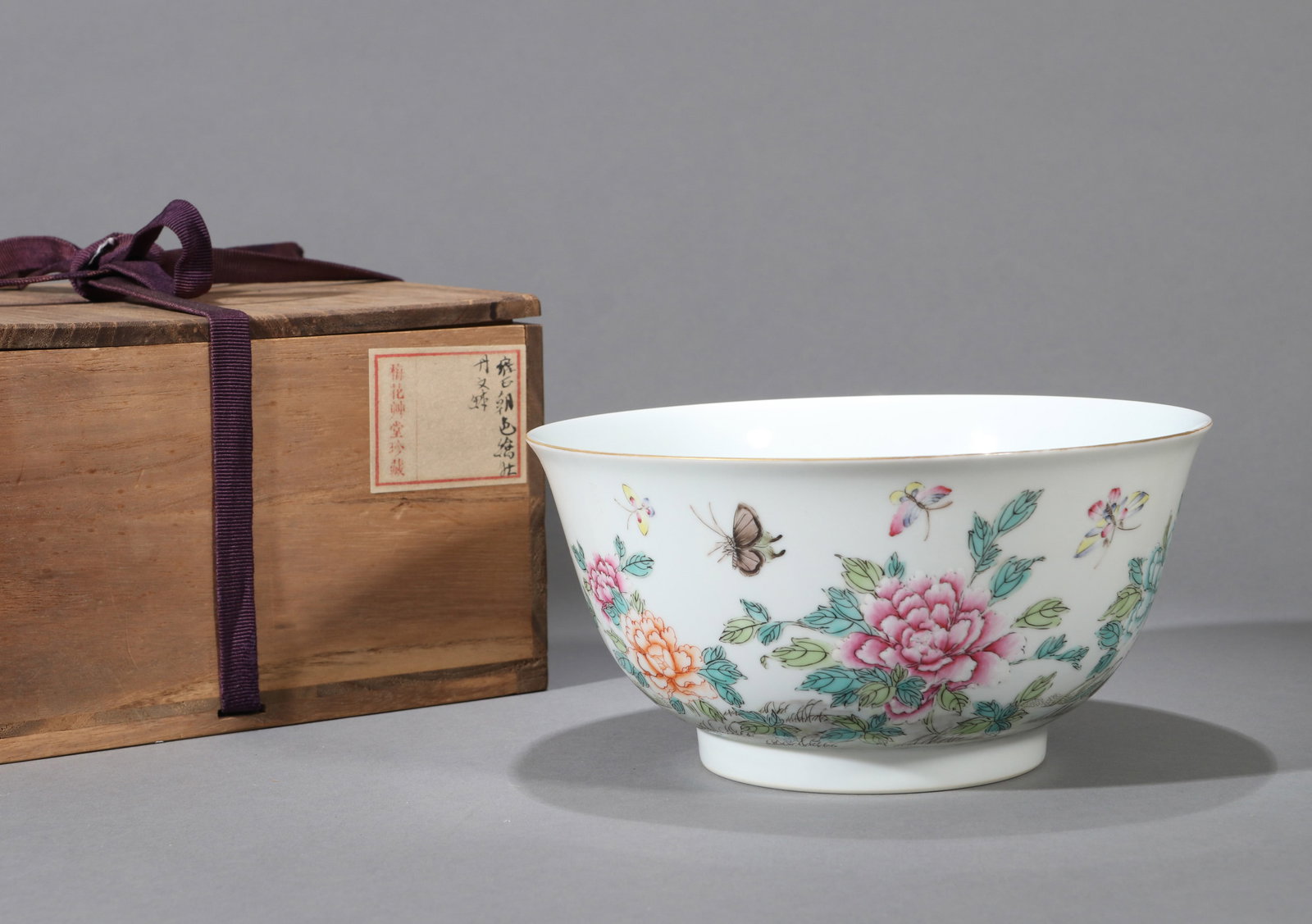 A LARGE FAMILLE-ROSE 'PEONY' BOWL: A large famille-rose bowl decorated with peony design. Diameter 18.5 cm, Height 9.5 cm.