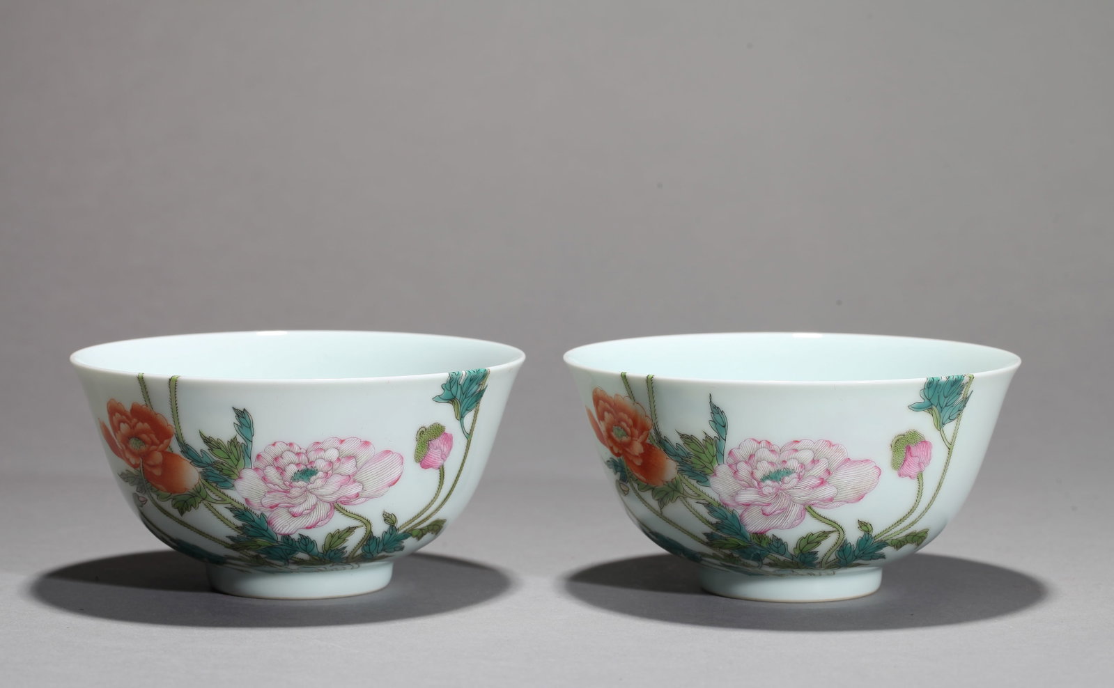 A PAIR OF FAMILLE-ROSE 'FLORAL' BOWLS - 2
