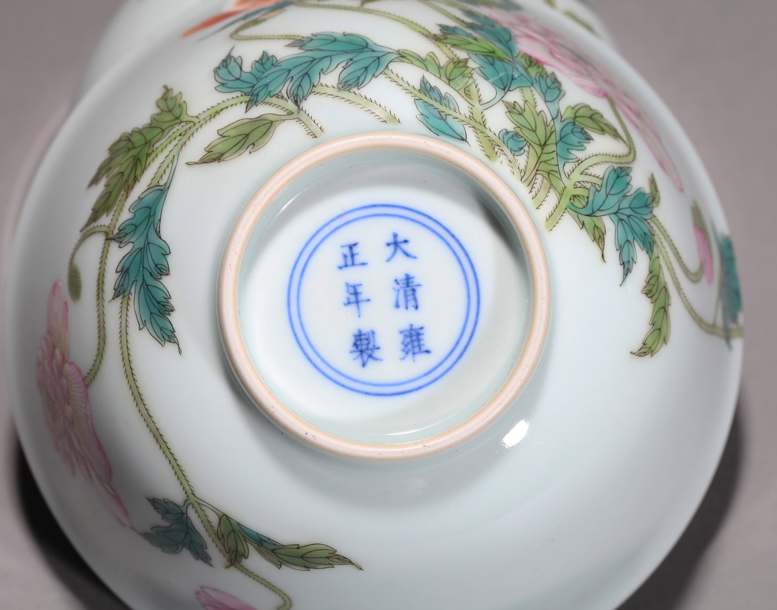 A PAIR OF FAMILLE-ROSE 'FLORAL' BOWLS - 5