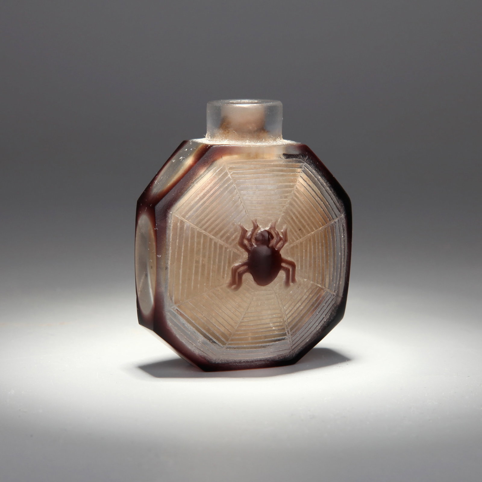 AN OVERLAY GLASS 'SPIDER AND WEB' SNUFF BOTTLE - 2