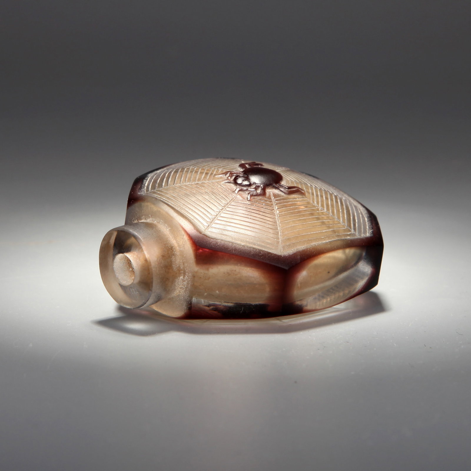 AN OVERLAY GLASS 'SPIDER AND WEB' SNUFF BOTTLE - 3