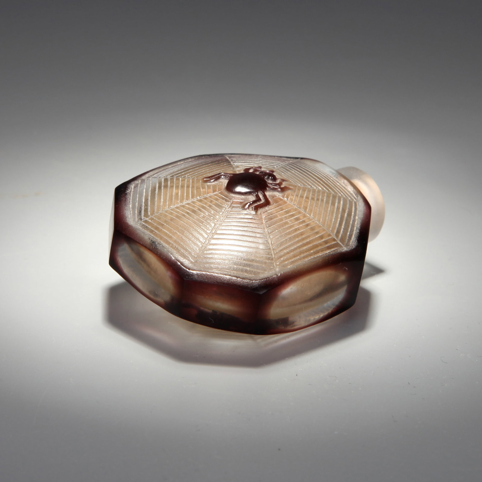 AN OVERLAY GLASS 'SPIDER AND WEB' SNUFF BOTTLE - 4