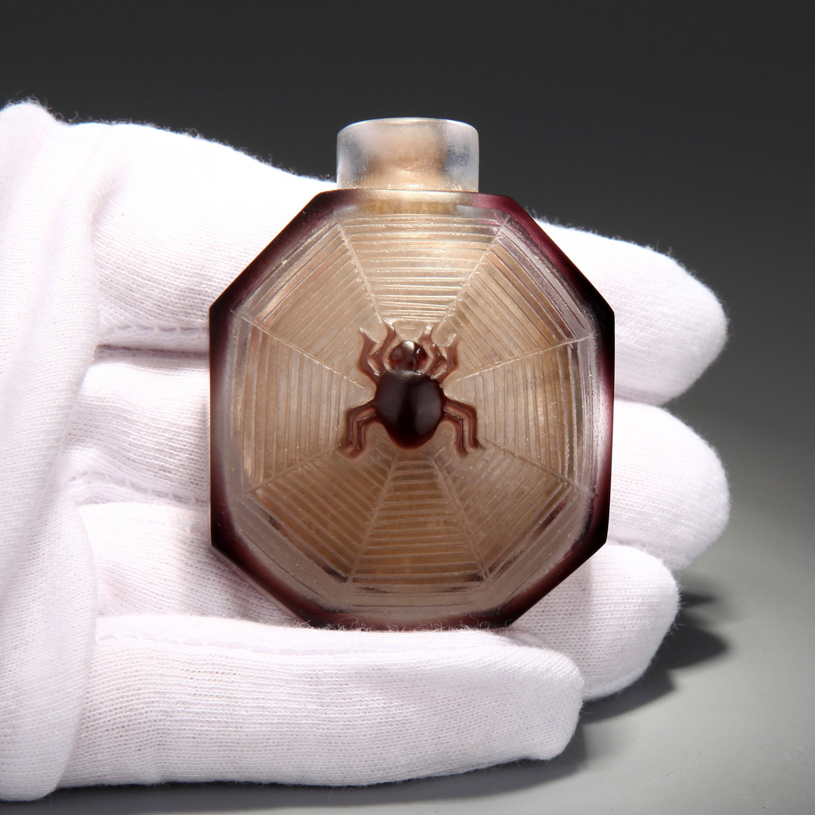 AN OVERLAY GLASS 'SPIDER AND WEB' SNUFF BOTTLE - 5