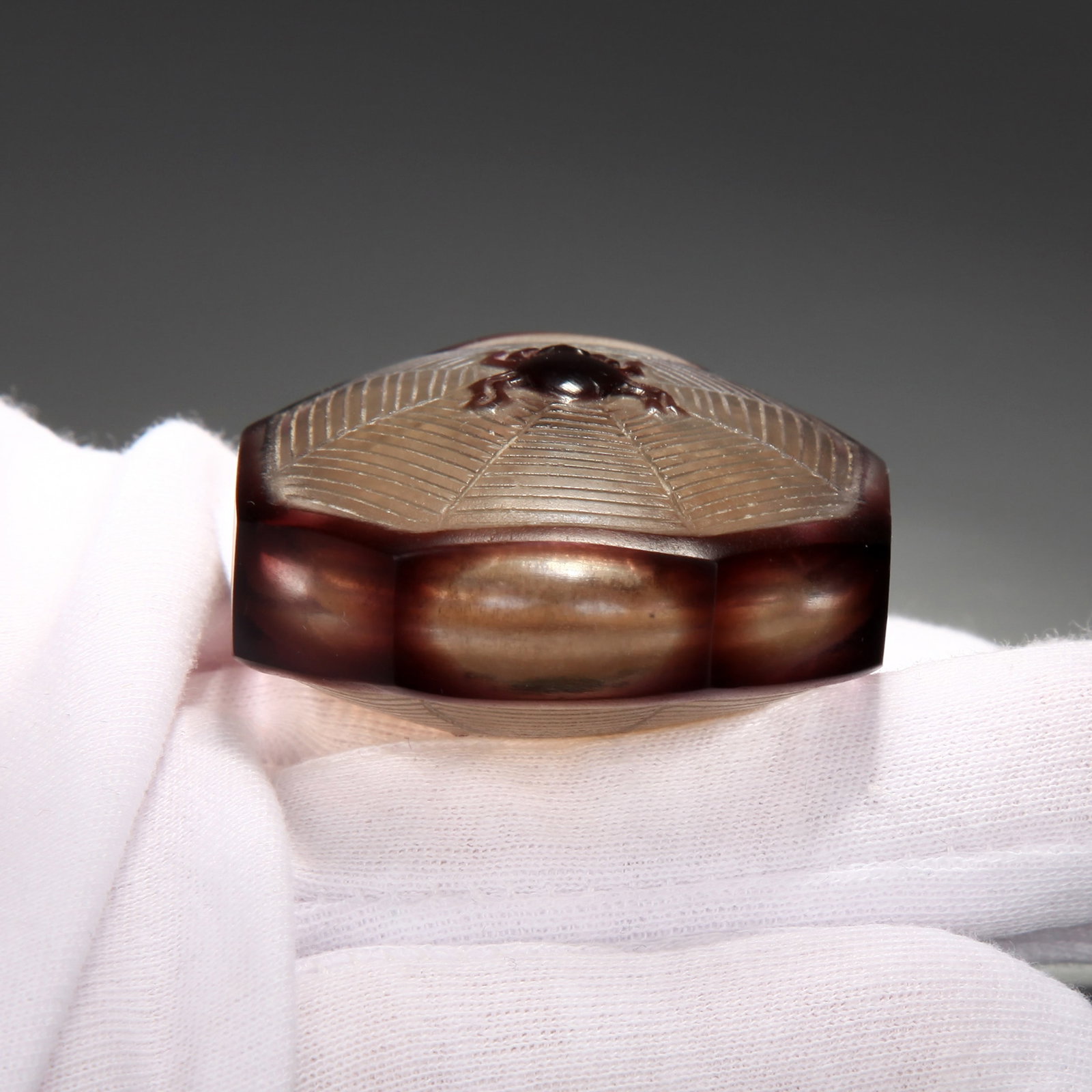 AN OVERLAY GLASS 'SPIDER AND WEB' SNUFF BOTTLE - 6