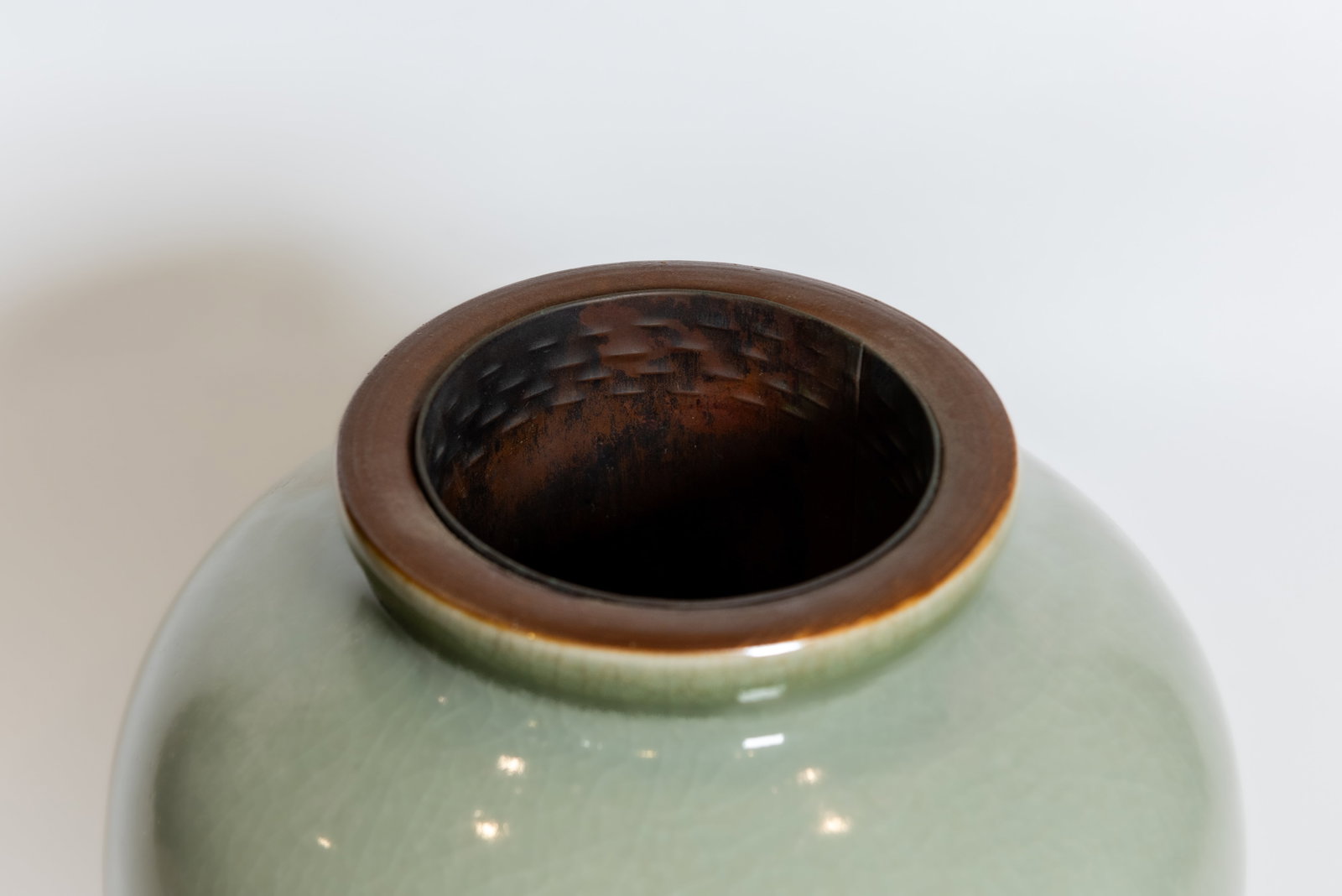 A CRACKLE-GLAZED CELADON VASE - 2