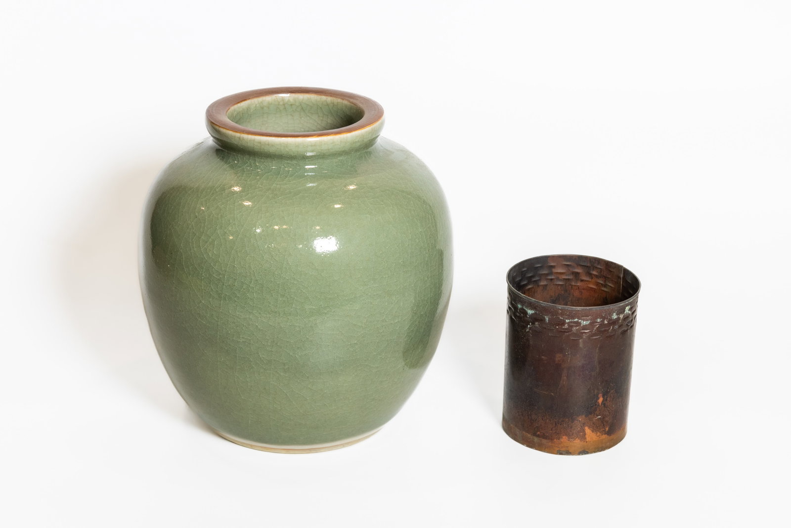 A CRACKLE-GLAZED CELADON VASE - 3