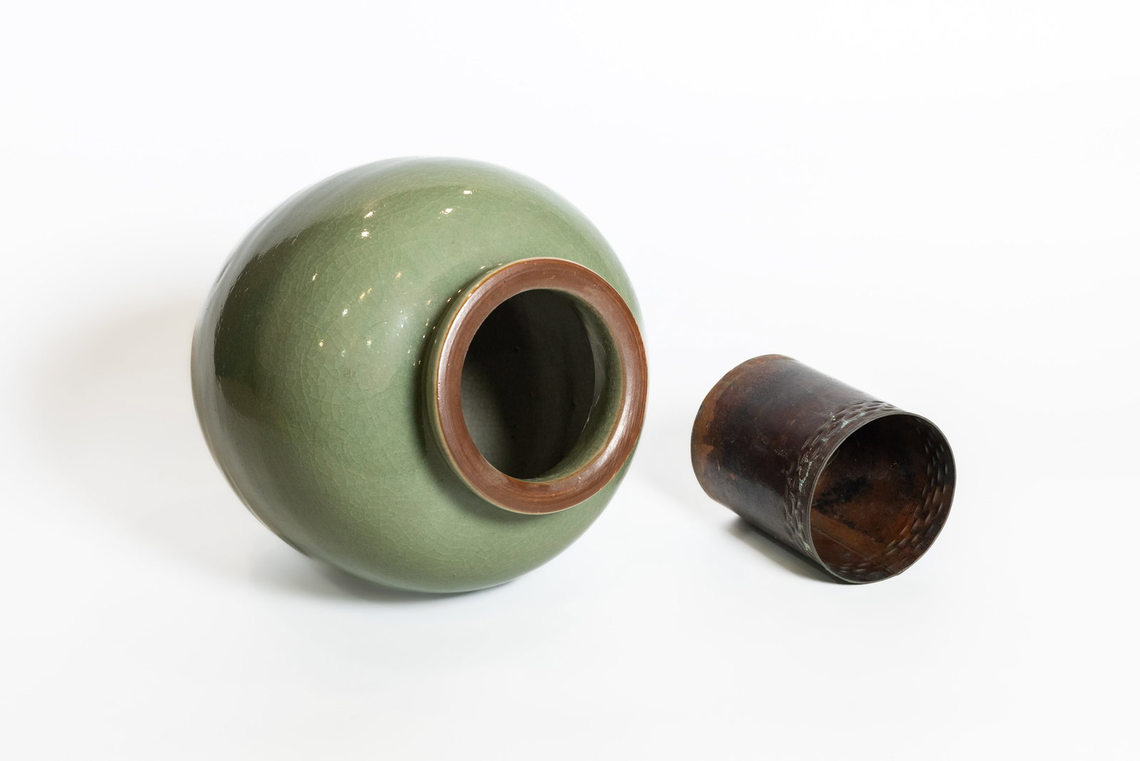 A CRACKLE-GLAZED CELADON VASE - 4