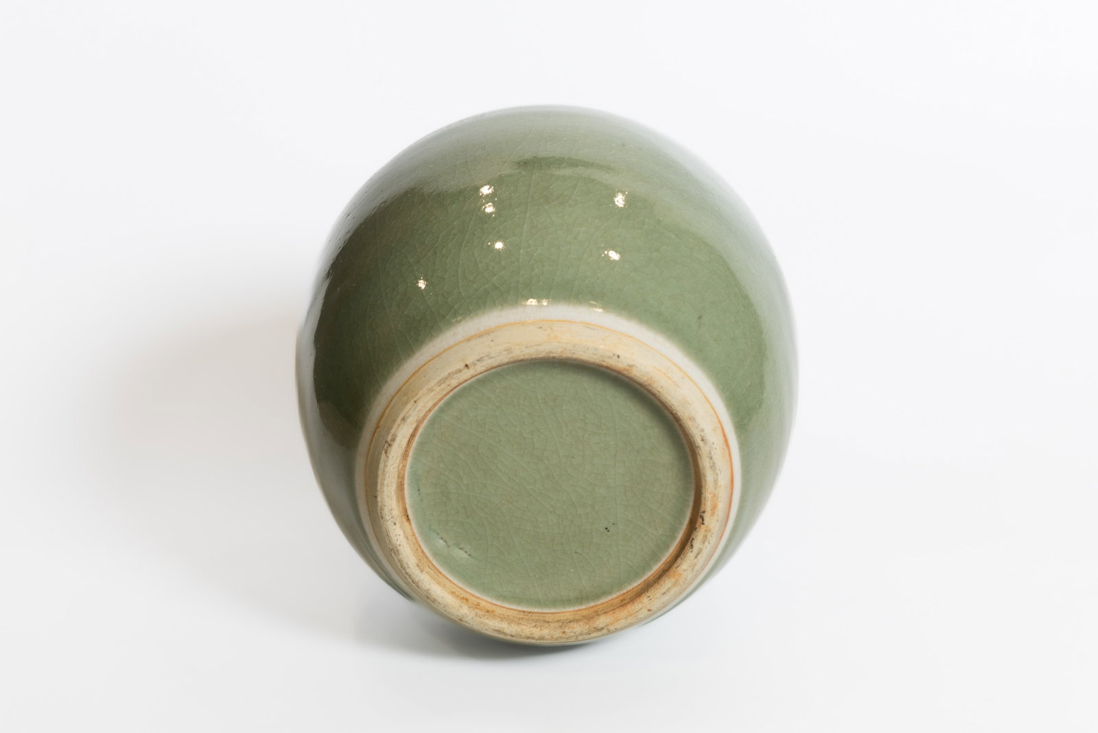 A CRACKLE-GLAZED CELADON VASE - 5