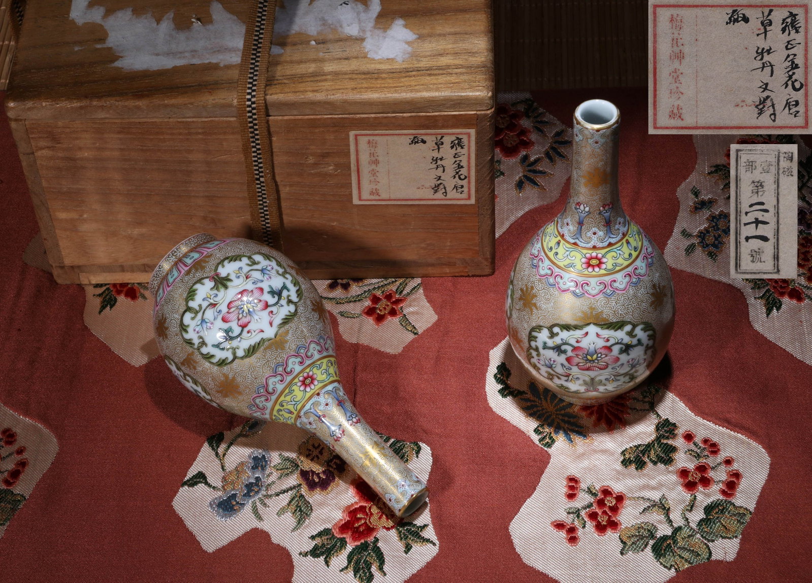A PAIR OF FAMILLE ROSE AND GILT-DECORATED 'FLORAL' VASES (1 of 9)
