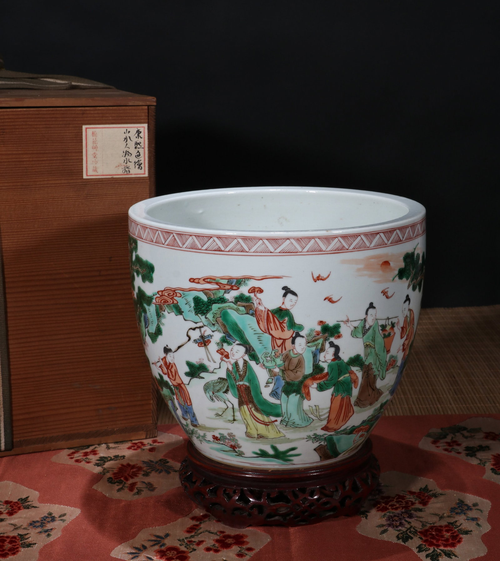 A WUCAI 'FIGURE' JARDINIERE (1 of 10)