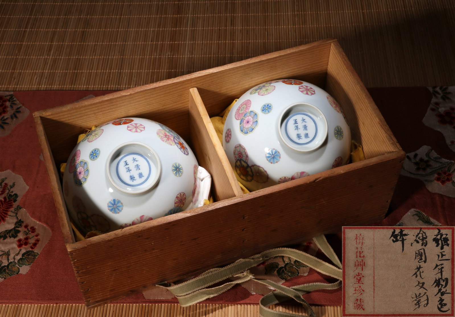 A PAIR OF FAMILLE ROSE 'MEDALLION' BOWLS (1 of 9)