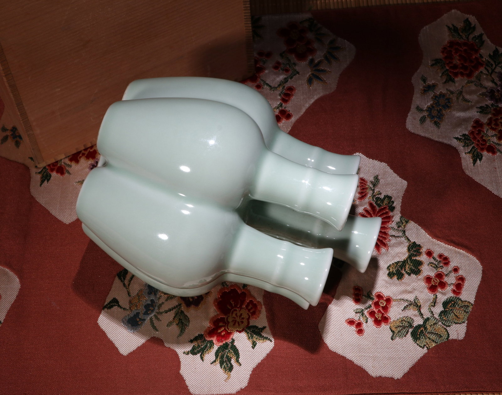 A CELADON-GLAZED FIVE-SPOUTED VASE - 7