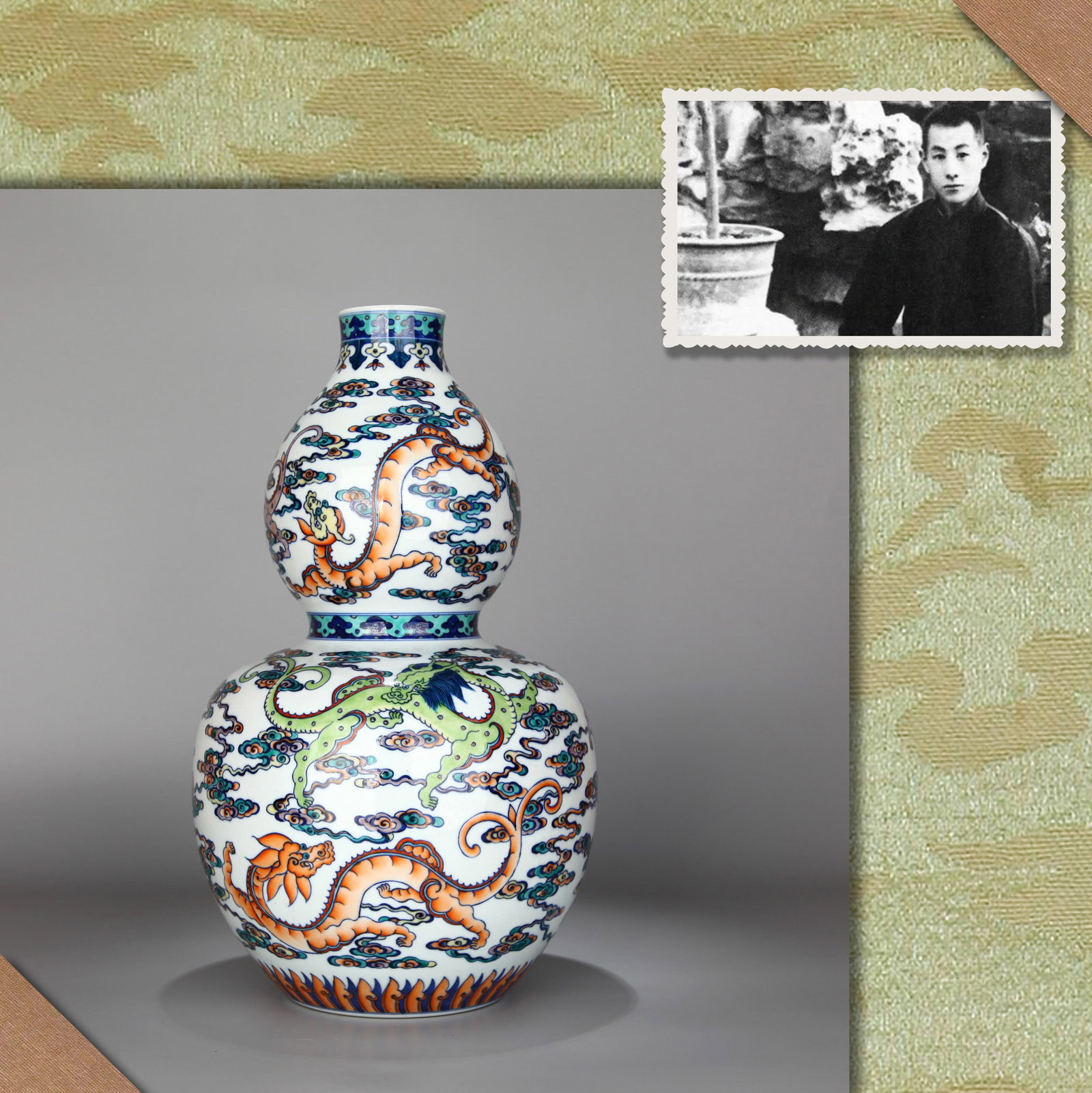 A DOUCAI 'DRAGON' DOUBLE-GOURD VASE (1 of 11)