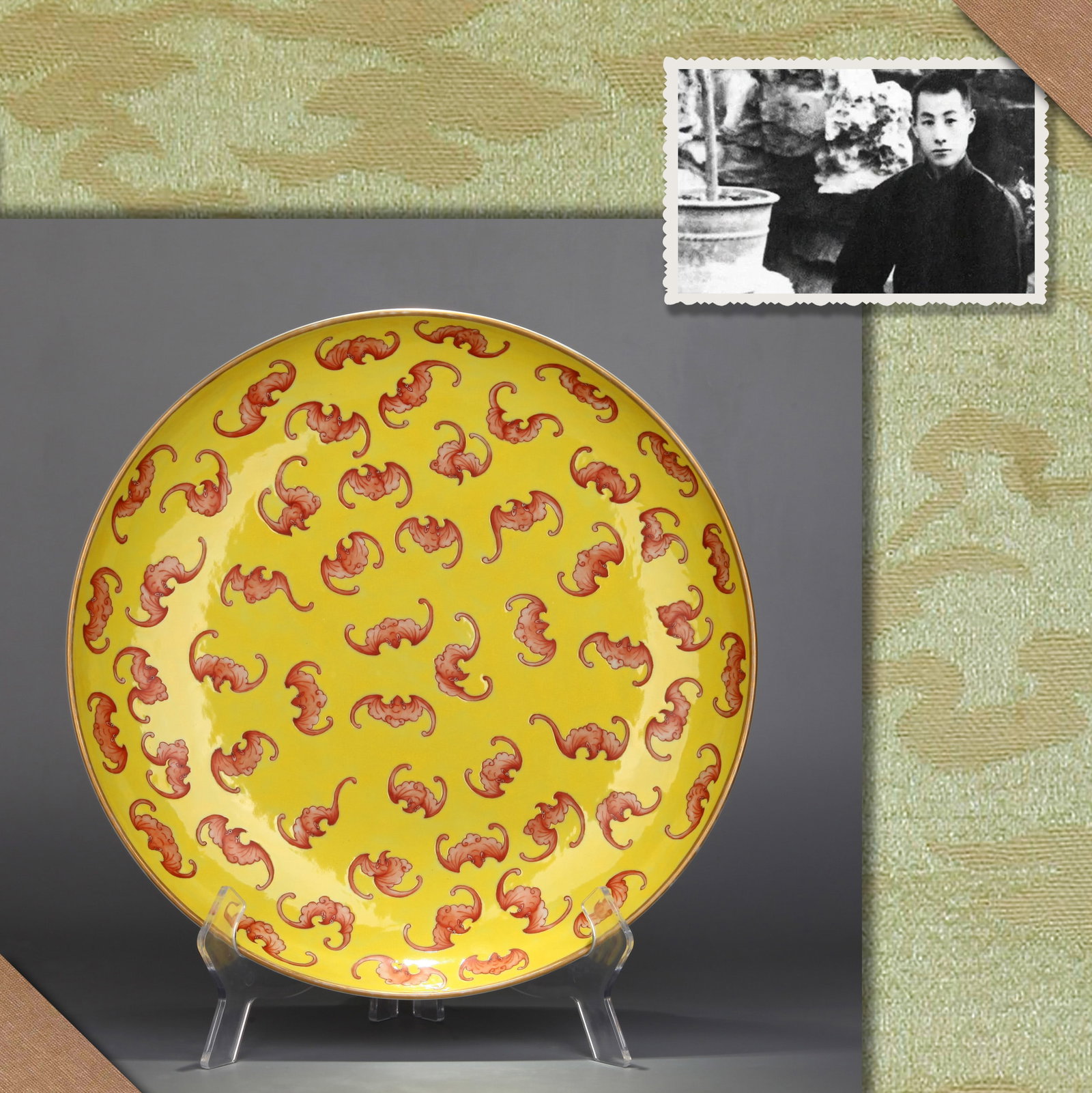 A YELLOW-GROUND FAMILLE ROSE AND GILT-DECORATED 'BATS' DISH: A yellow-ground famille rose and gilt-decorated dish decorated with bats. Height 6 cm, diameter 34 cm. Note: By repute, from the collection of Zhang Boju.