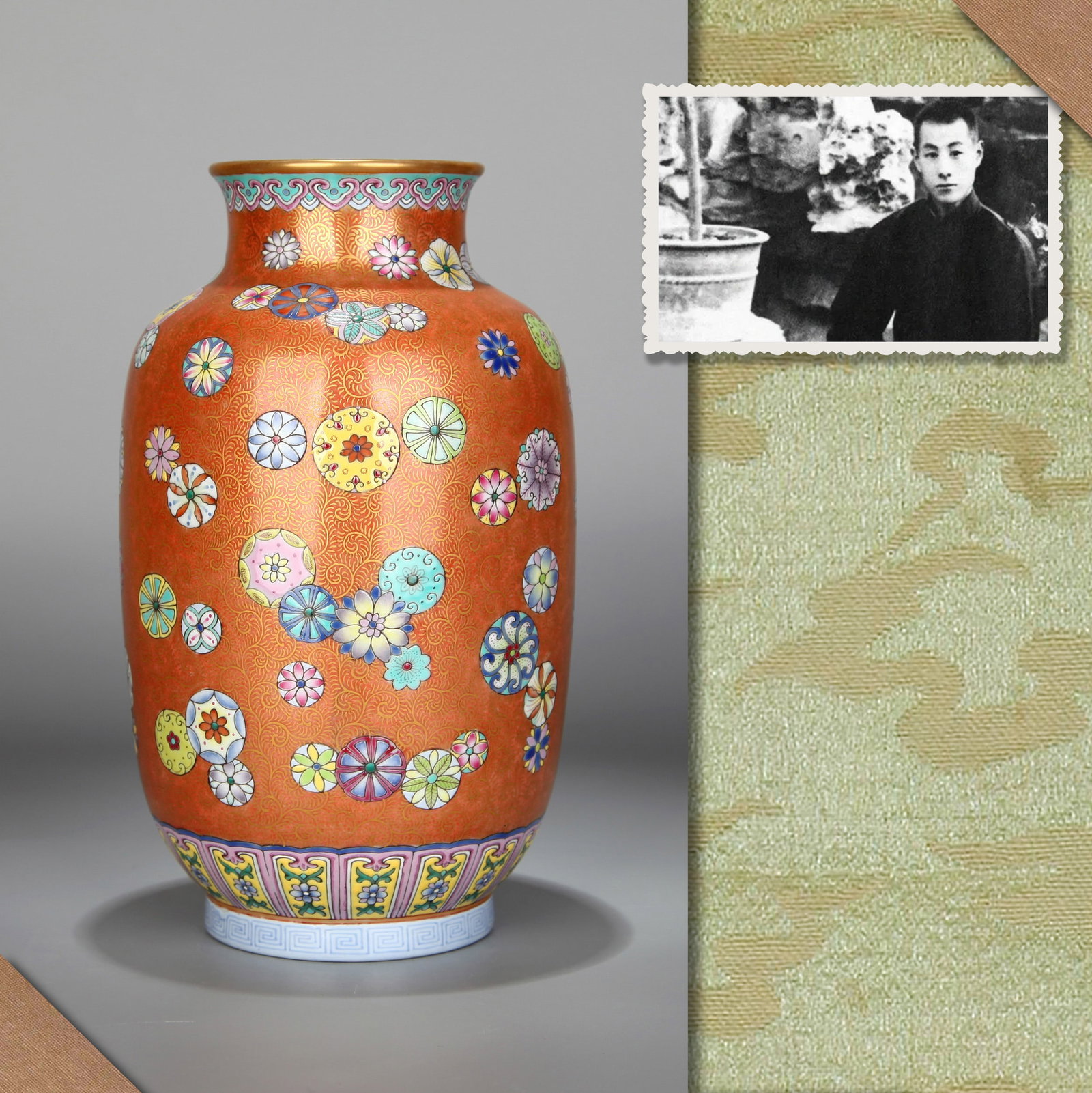 A FAMILLE ROSE 'MEDALLION' LANTERN VASE (1 of 10)
