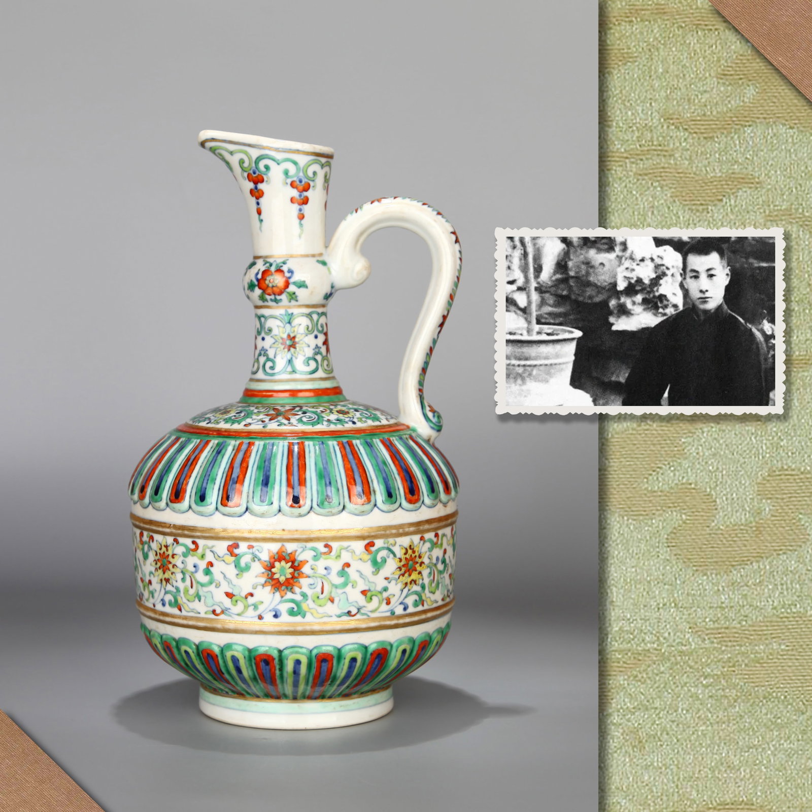 A DOUCAI 'FLORAL SCROLL' WATERING POT (HUAJIAO) (1 of 10)