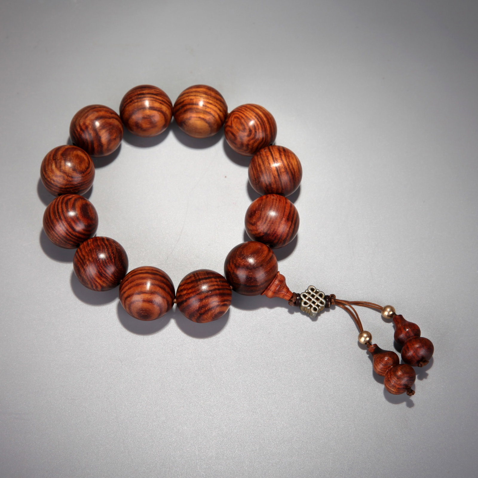 A HAINAN HUANGHUALI BRACELET: A Hainan huanghuali bracelet. Diameter 1.9-2.0 cm, weight 45 g.