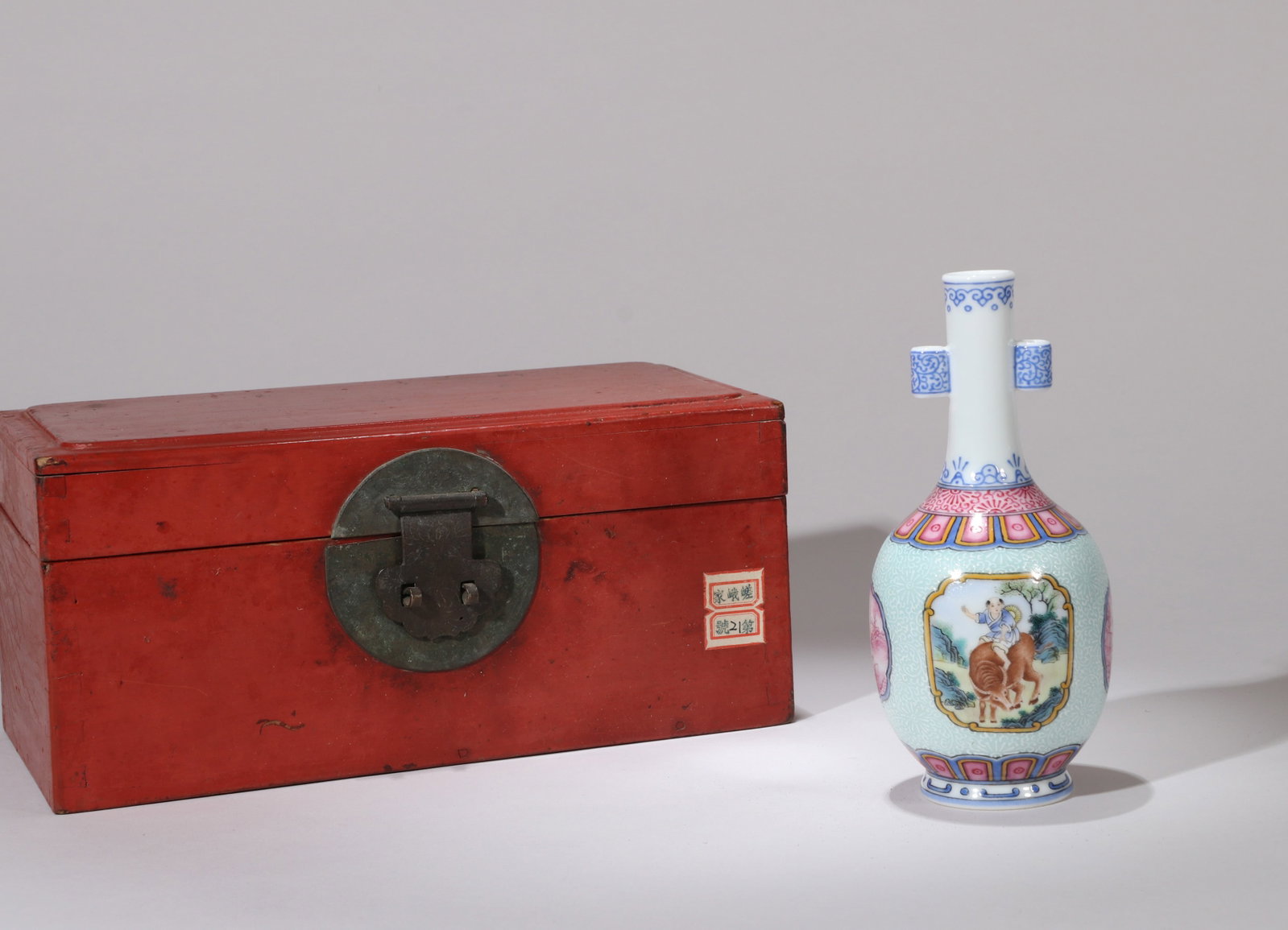 A FALANGCAI 'FIGURES' VASE WITH TUBULAR HANDLES (1 of 8)