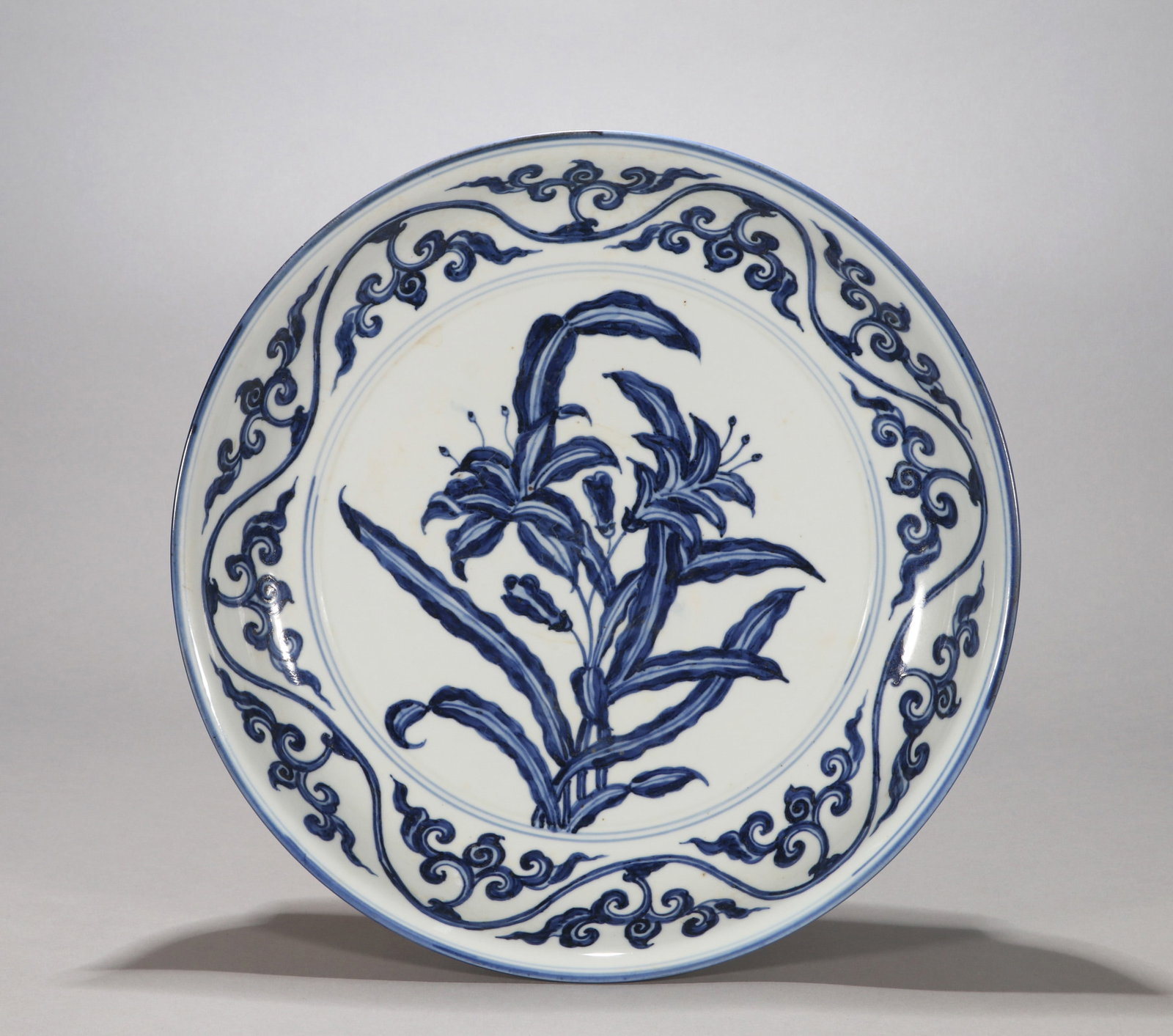 A BLUE AND WHITE 'FLORAL' DISH (1 of 10)