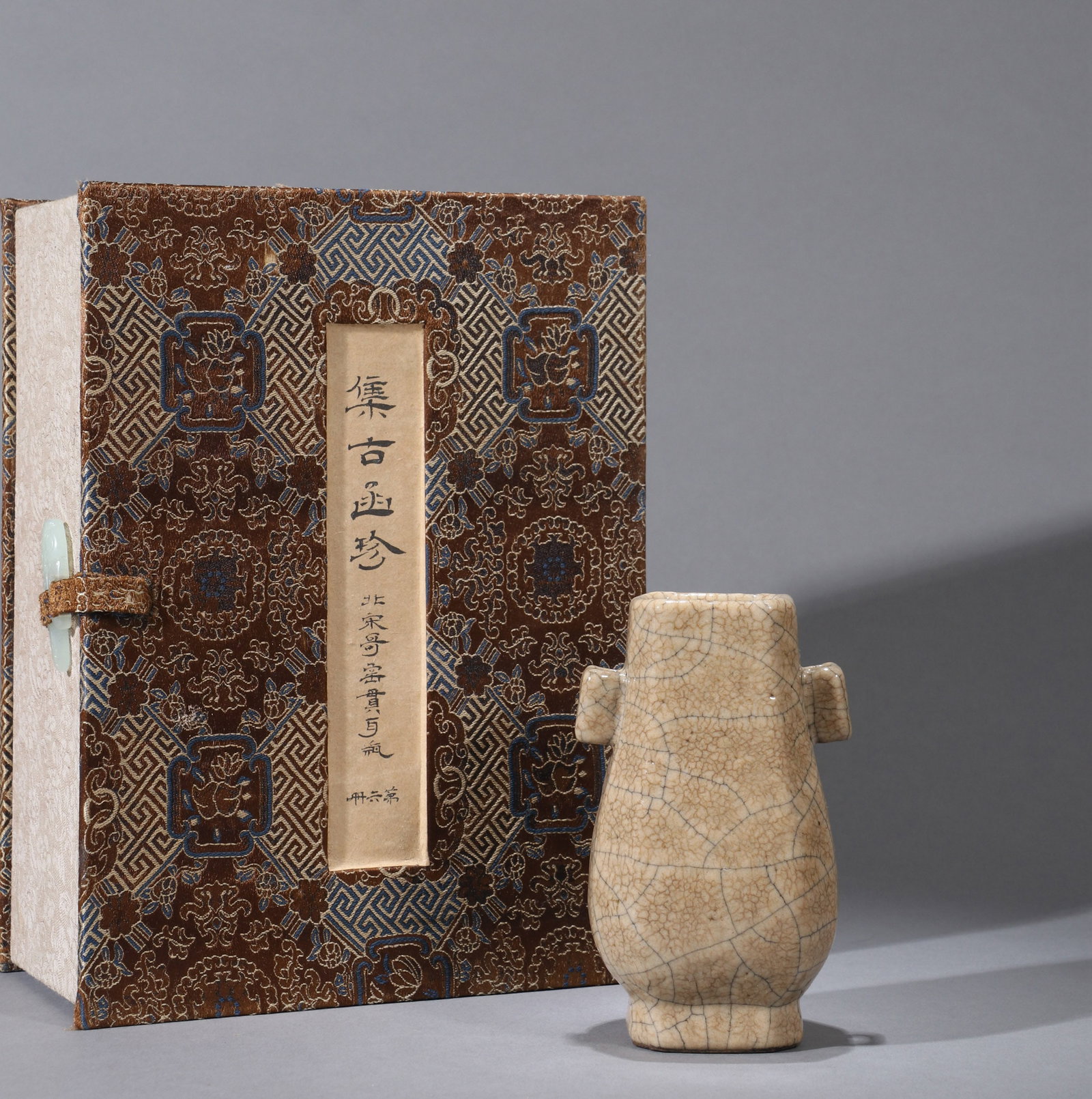 A GE-TYPE VASE WITH TUBULAR HANDLES (1 of 9)