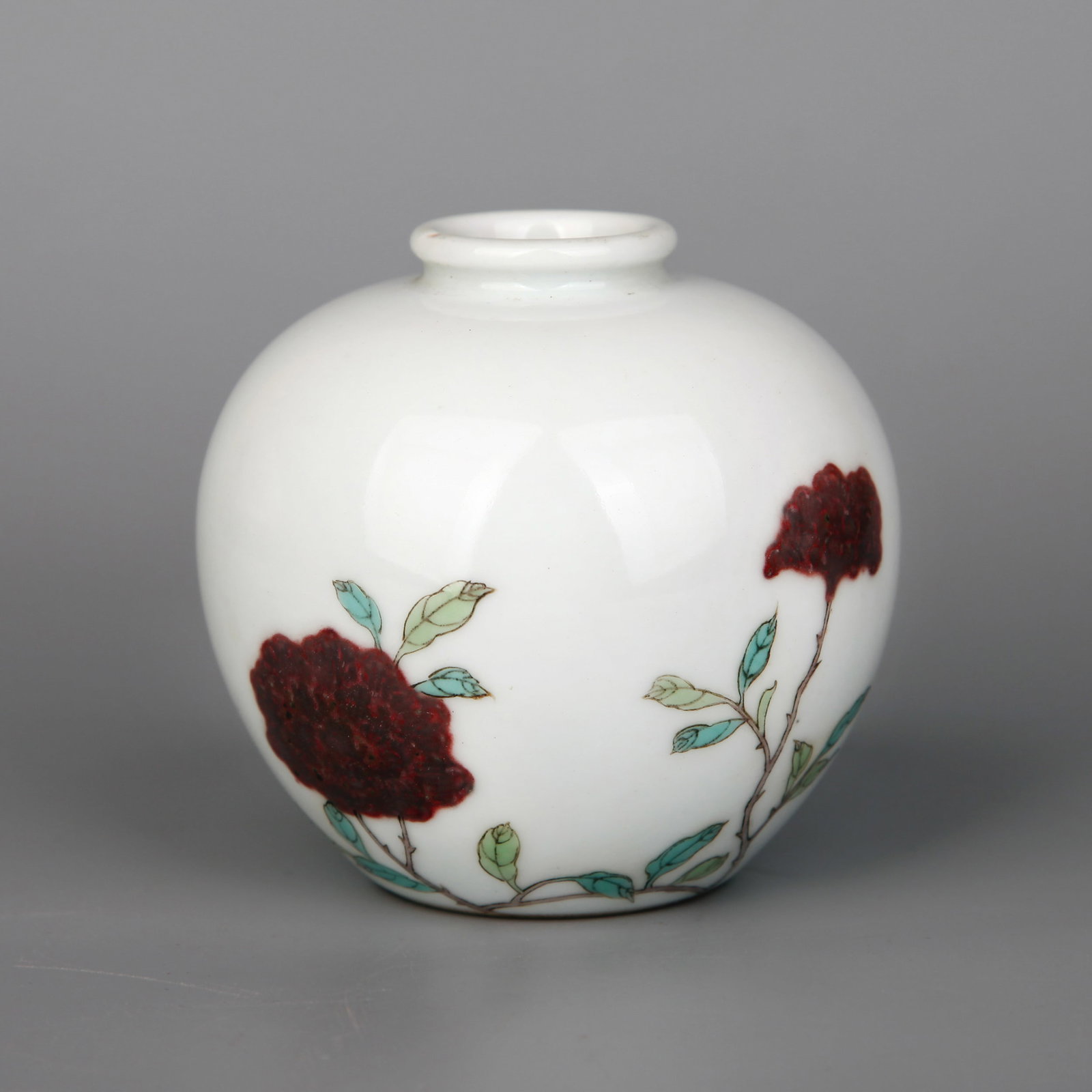 A WUCAI AND UNDERGLAZE-RED 'FLORAL' APPLE JAR (1 of 7)
