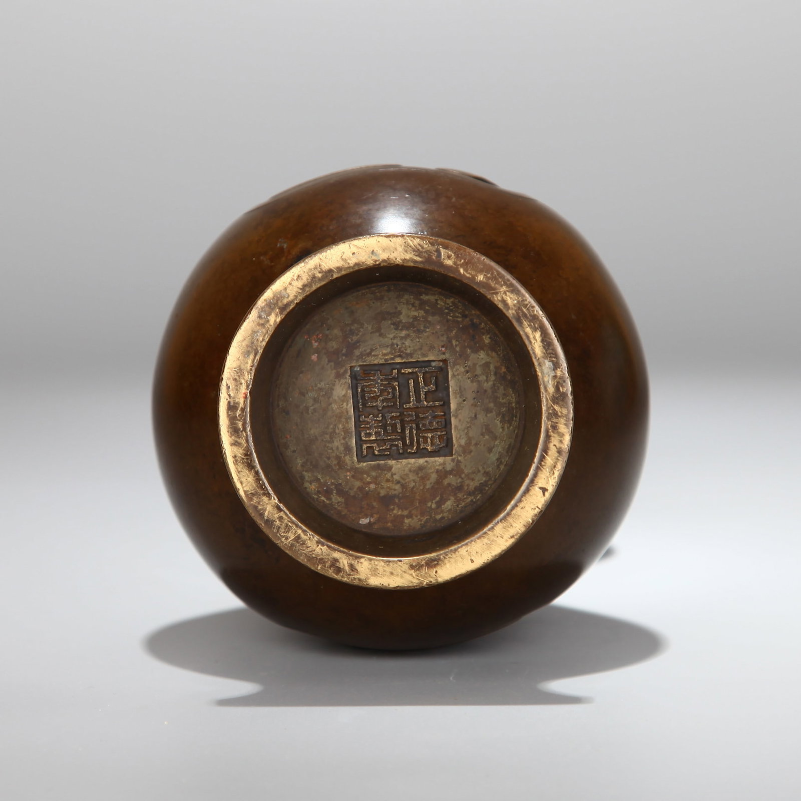 A BRONZE TWO-HANDLED VASE WITH ARABIC SCRIPT - 6
