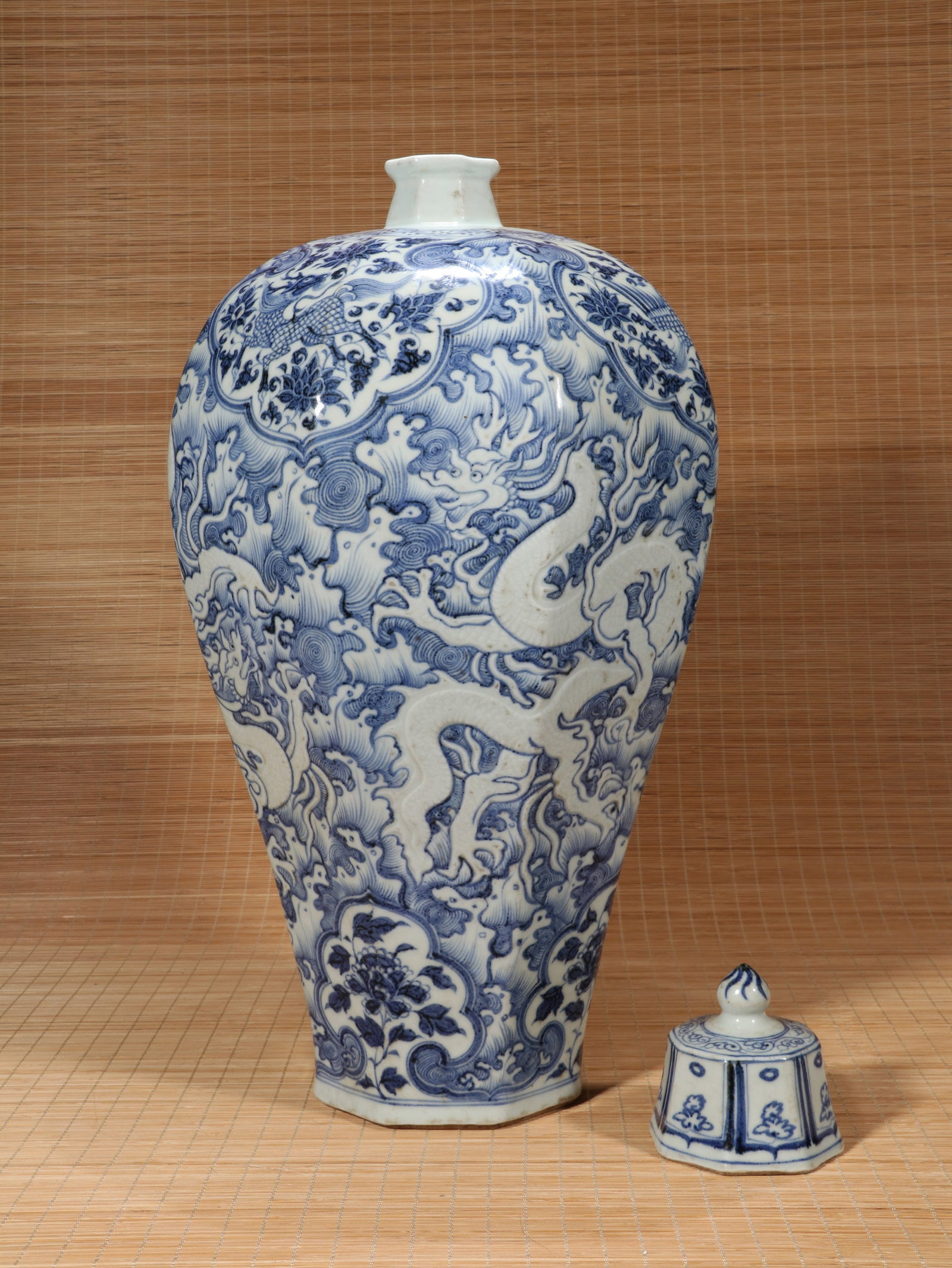 A BLUE AND WHITE 'DRAGON AND PHOENIX' OCTAGONAL VASE (MEIPING) (1 of 15)