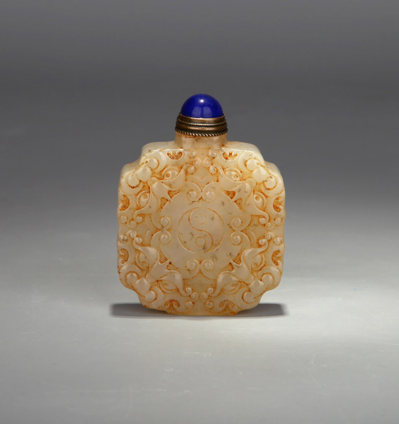 A CARVED JADE 'TAIJI AND BATS' SNUFF BOTTLE (1 of 7)