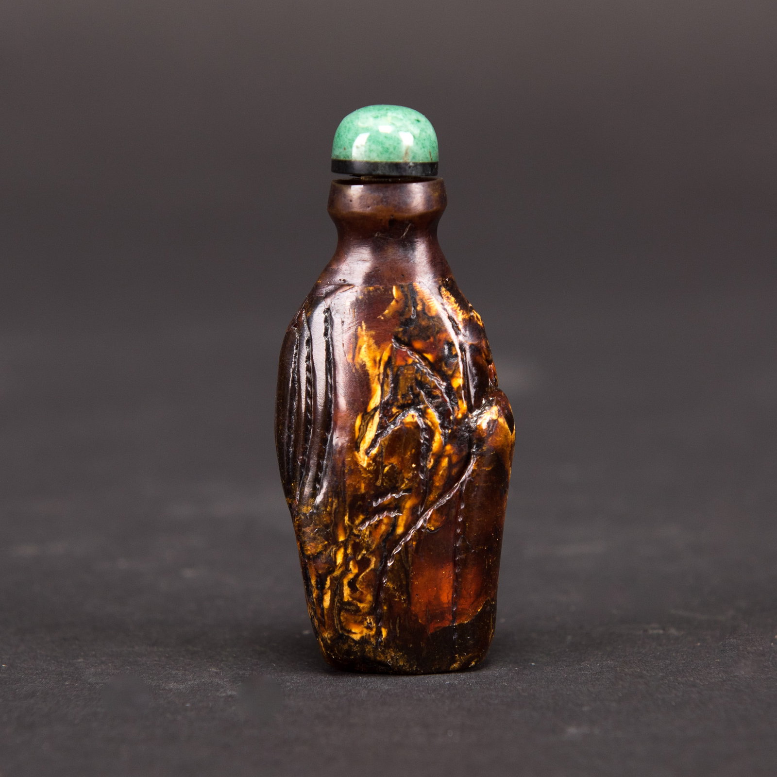 A CHINESE CARVED AMBER SNUFF BOTTLE (1 of 9)