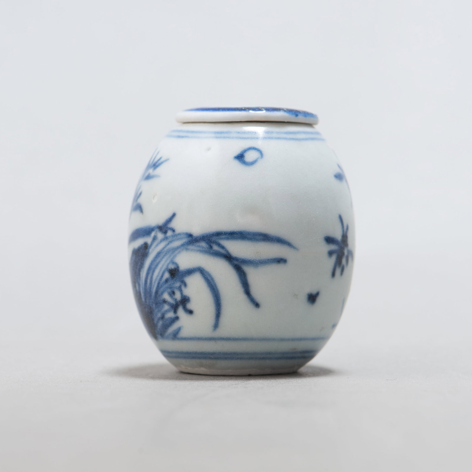 A CHINESE BLUE AND WHITE ORCHID WATER POT WITH LID (1 of 7)