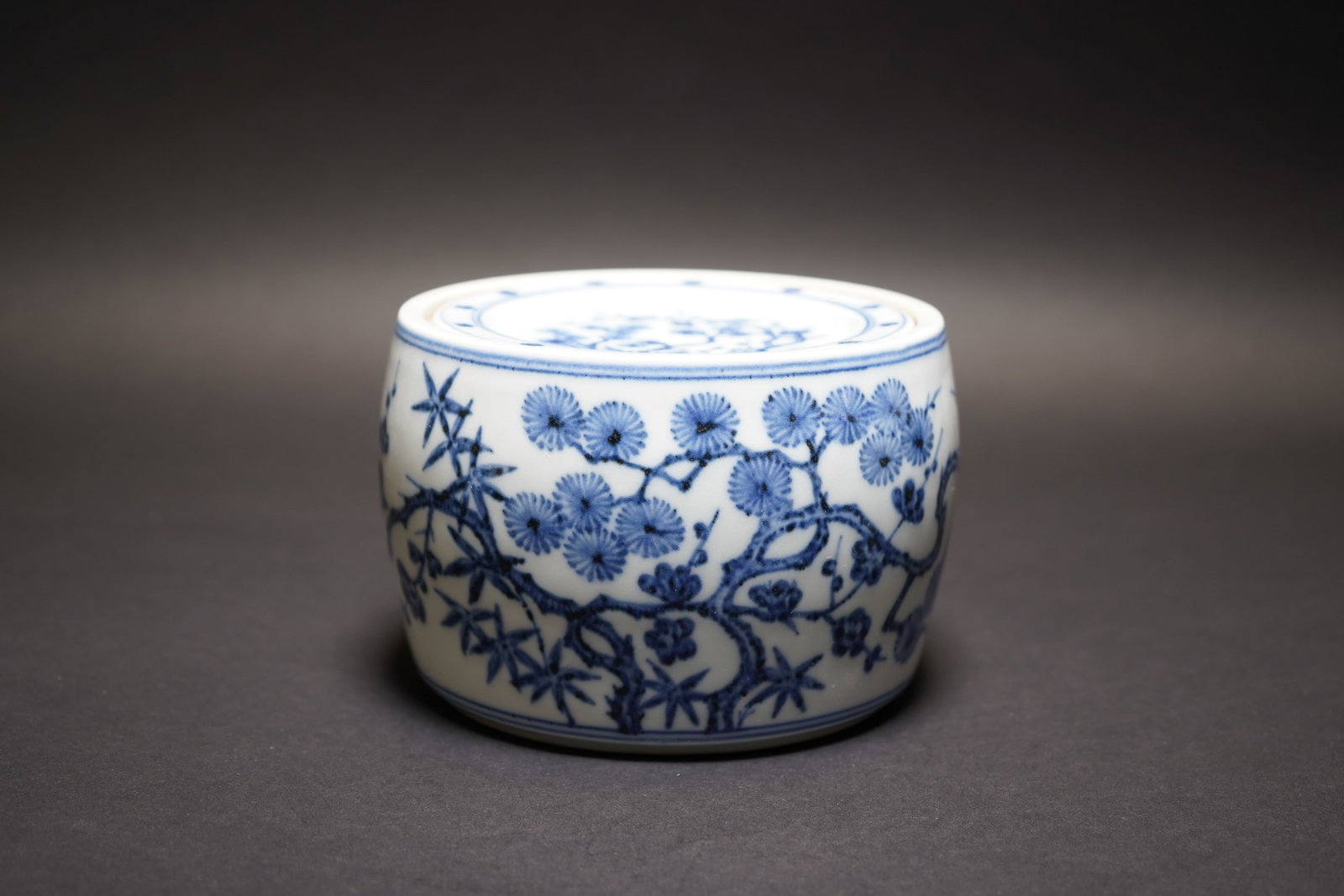 A BLUE AND WHITE FLORAL BOWL AND LID, XUANDE MARK (1 of 10)
