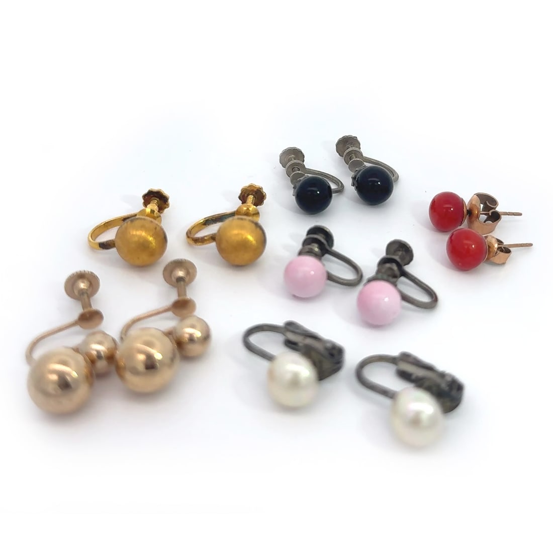 A GROUP OF PAIRED EARRINGS AND CLIPS: (lot of 12) A group of paired earrings and clips, including one pair of 18K gold ear clips, one pair of pearl ear clips, one pair of coral earrings, and the other three pairs of fashion ear clips;