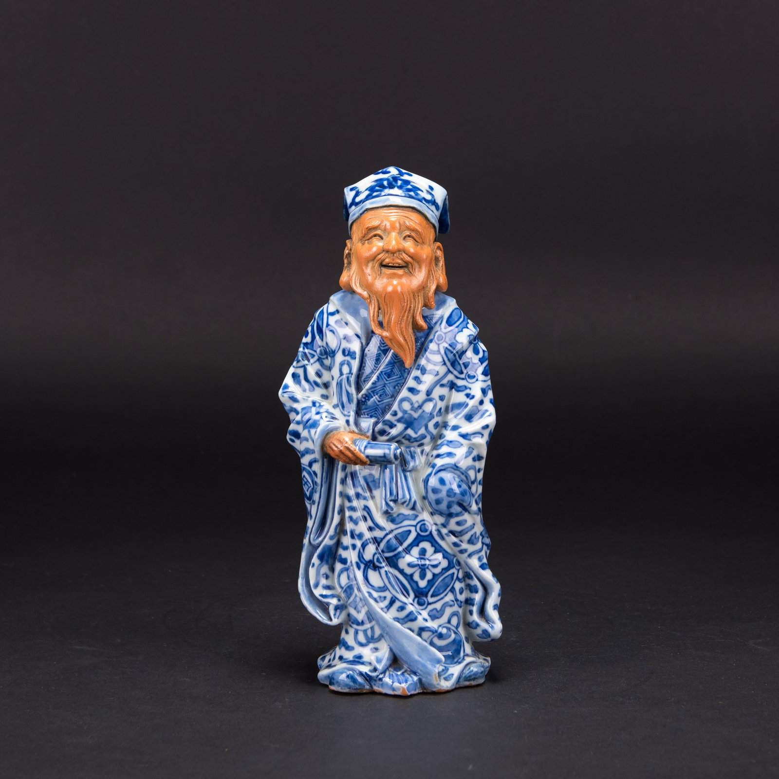 A CHINESE BLUE AND WHITE FIGURE: A Chinese blue and white figure. H26 x 11 cm