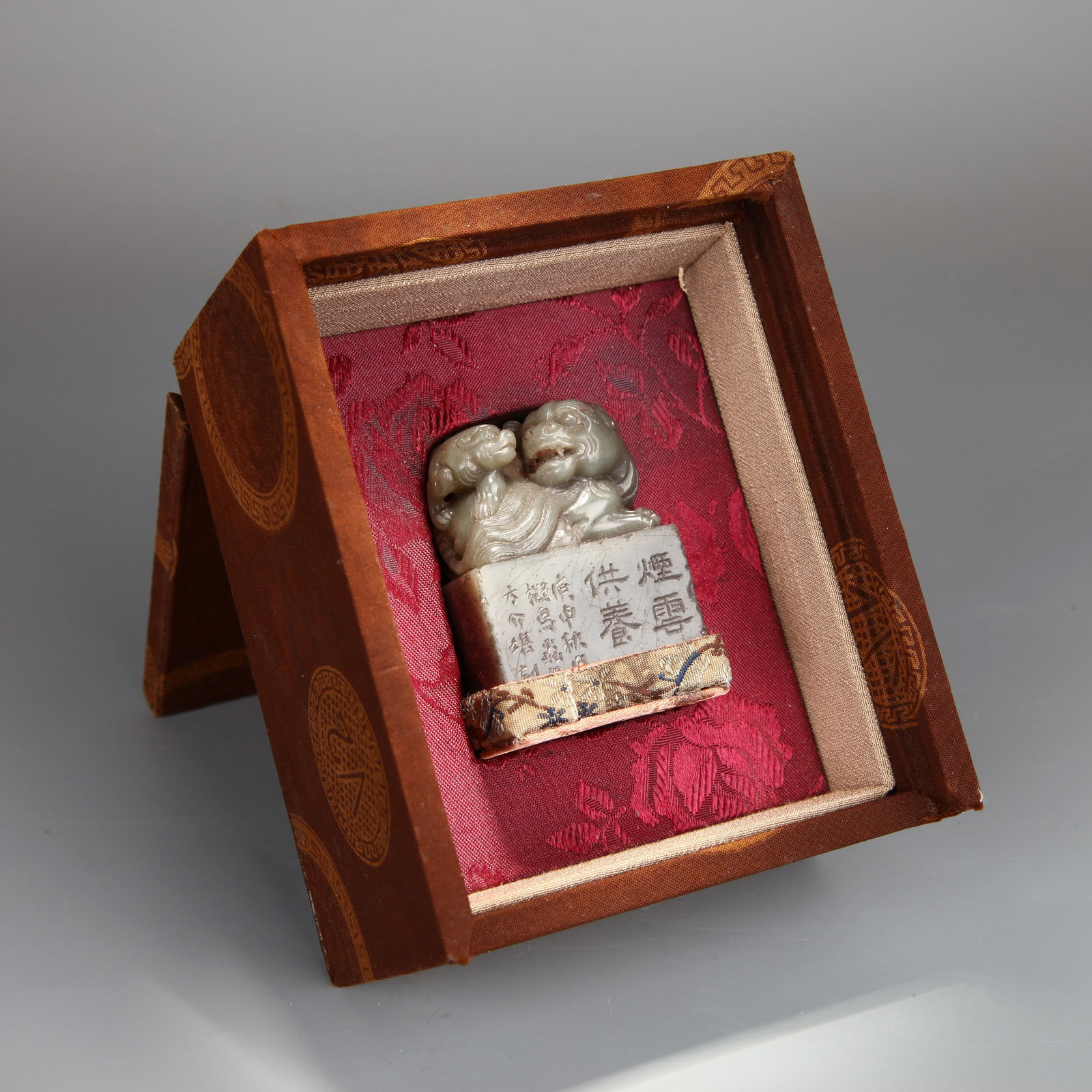 A 'LION AND CUB' SEAL WITH INSCRIPTION: A seal surmounted by a lion and cub finial, with an inscription reading 'Yanyun Gongyang' and inscribed in the name of Fang Jiekan. Height 5.6 cm, width 4.2 cm, weight 145 g. Note: With a box.
