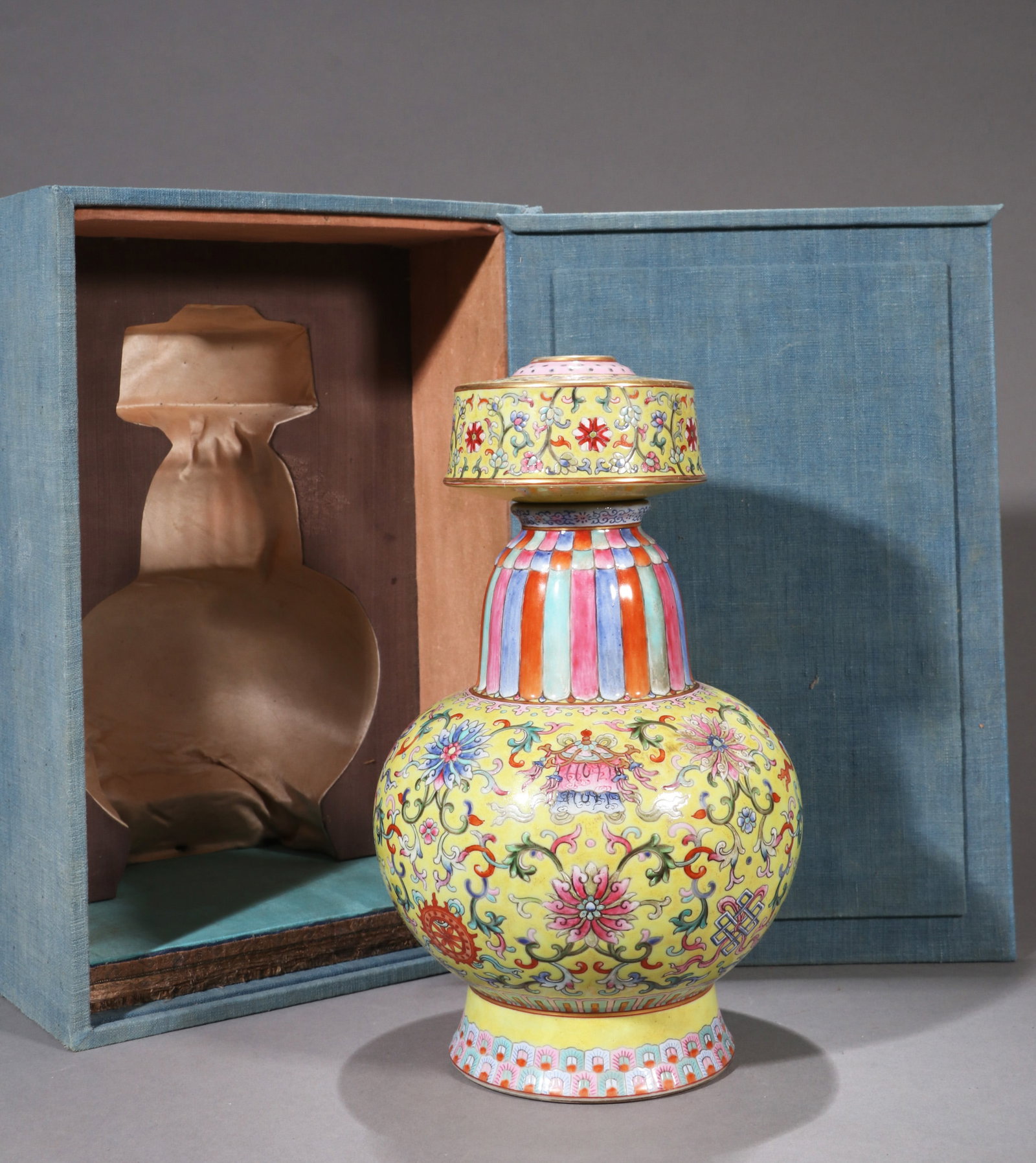A YELLOW-GROUND FAMILLE ROSE 'LOTUS AND EIGHT EMBLEMS' BENBA VASE: A yellow-ground famille rose Benba vase decorated with lotus and the Eight Buddhist Emblems. Height 27 cm.
