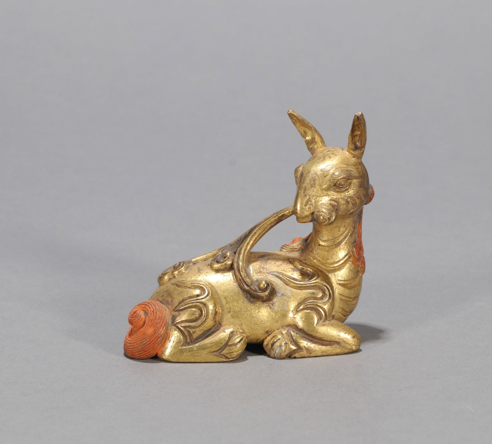 A GILT-BRONZE 'MYTHICAL BEAST' PAPERWEIGHT: A gilt-bronze paperweight in the form of a mythical beast. Length 7.5 cm, height 7 cm.