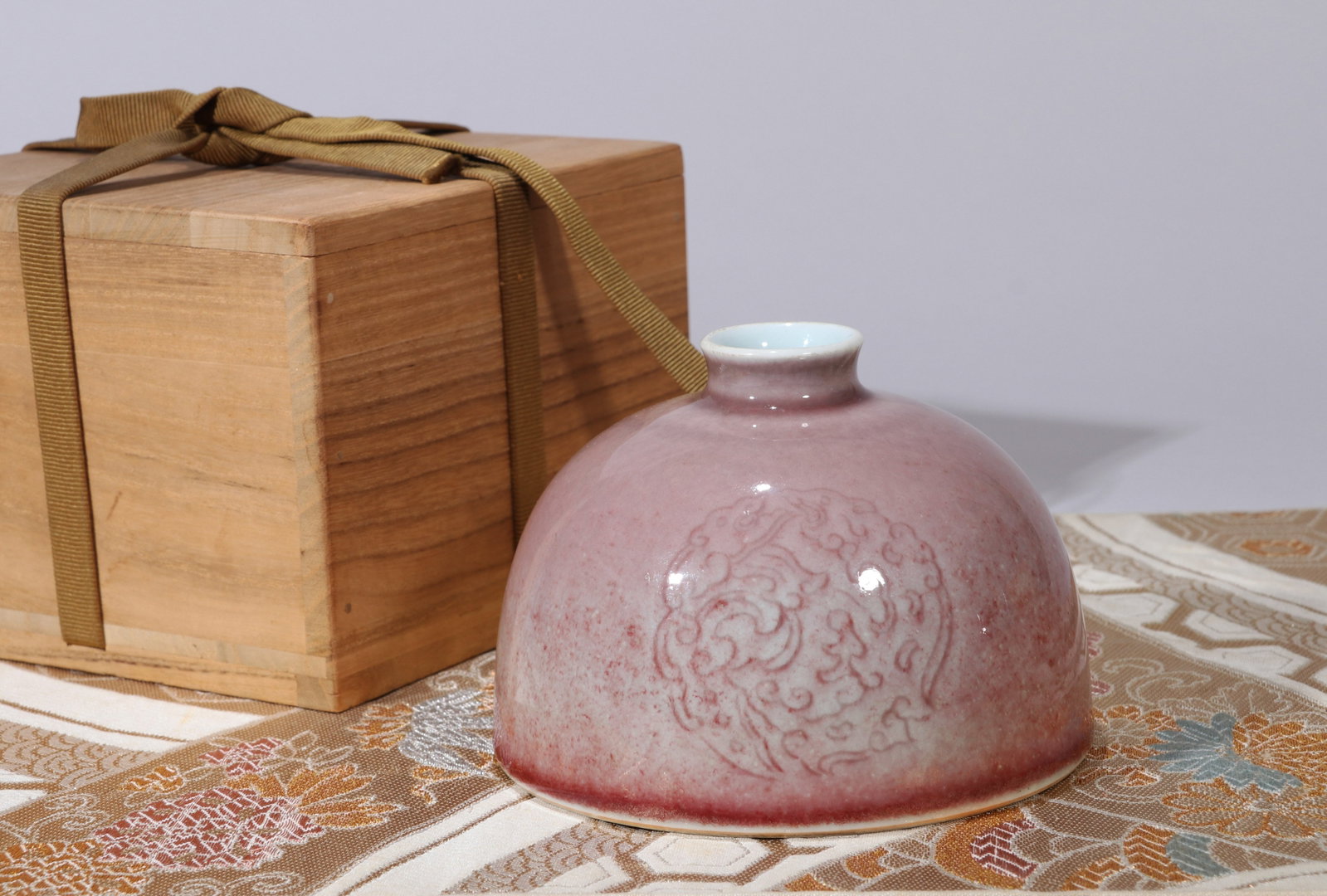 A PEACHBLOOM-GLAZED INCISED 'DRAGON' TAIBAI ZUN: A peachbloom-glazed Taibai zun incised with roundel dragon design. Diameter 13 cm, height 9.5 cm.