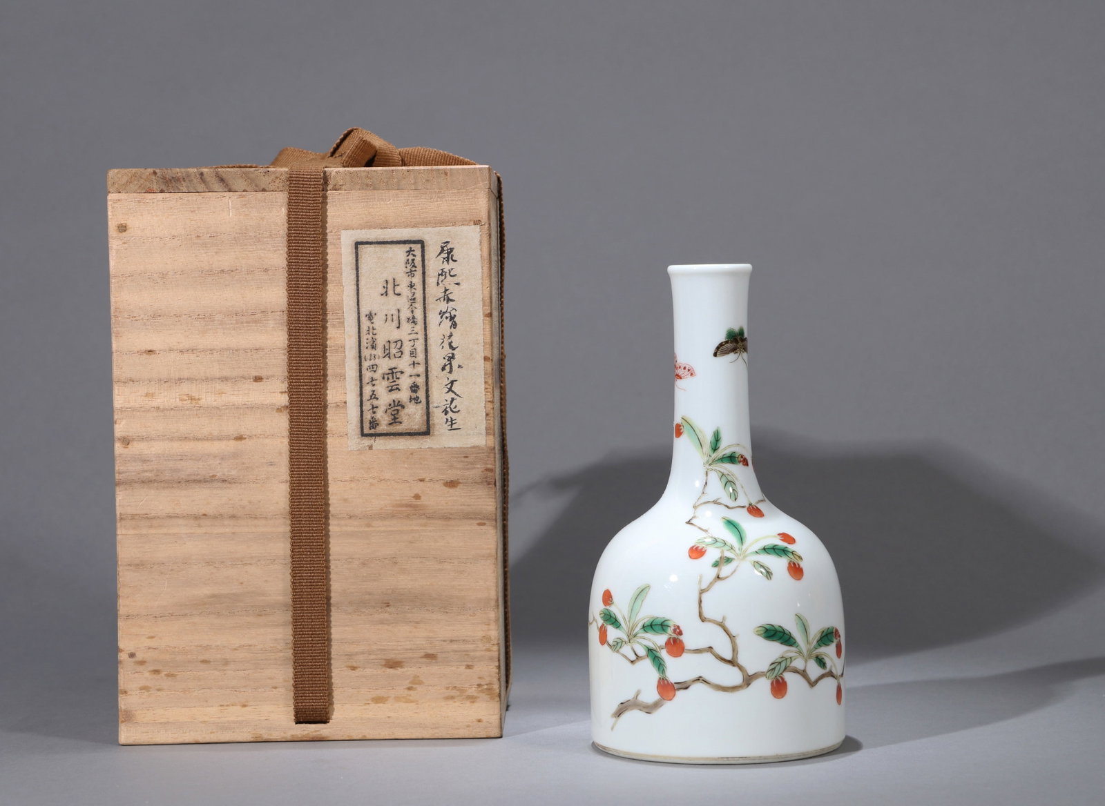 A WUCAI 'GOJI BERRY' MALLET-FORM VASE: A Wucai 'goji berry' mallet-form vase. Height 17.5 cm. Note: By repute, from the Beichuan Zhaoyun Tang collection.